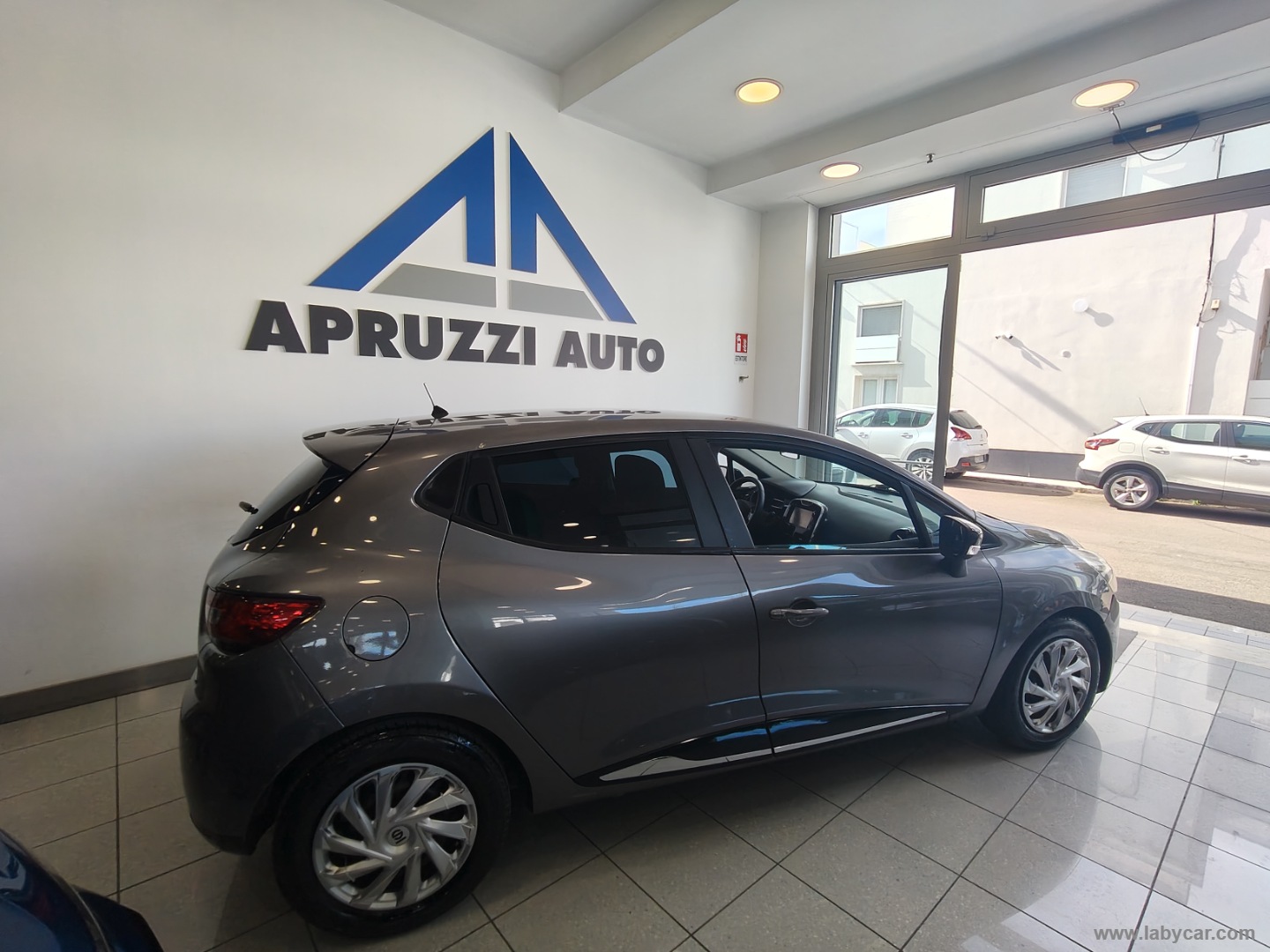 Clio 1.2 75 CV 5p. Costume National - immagine 16