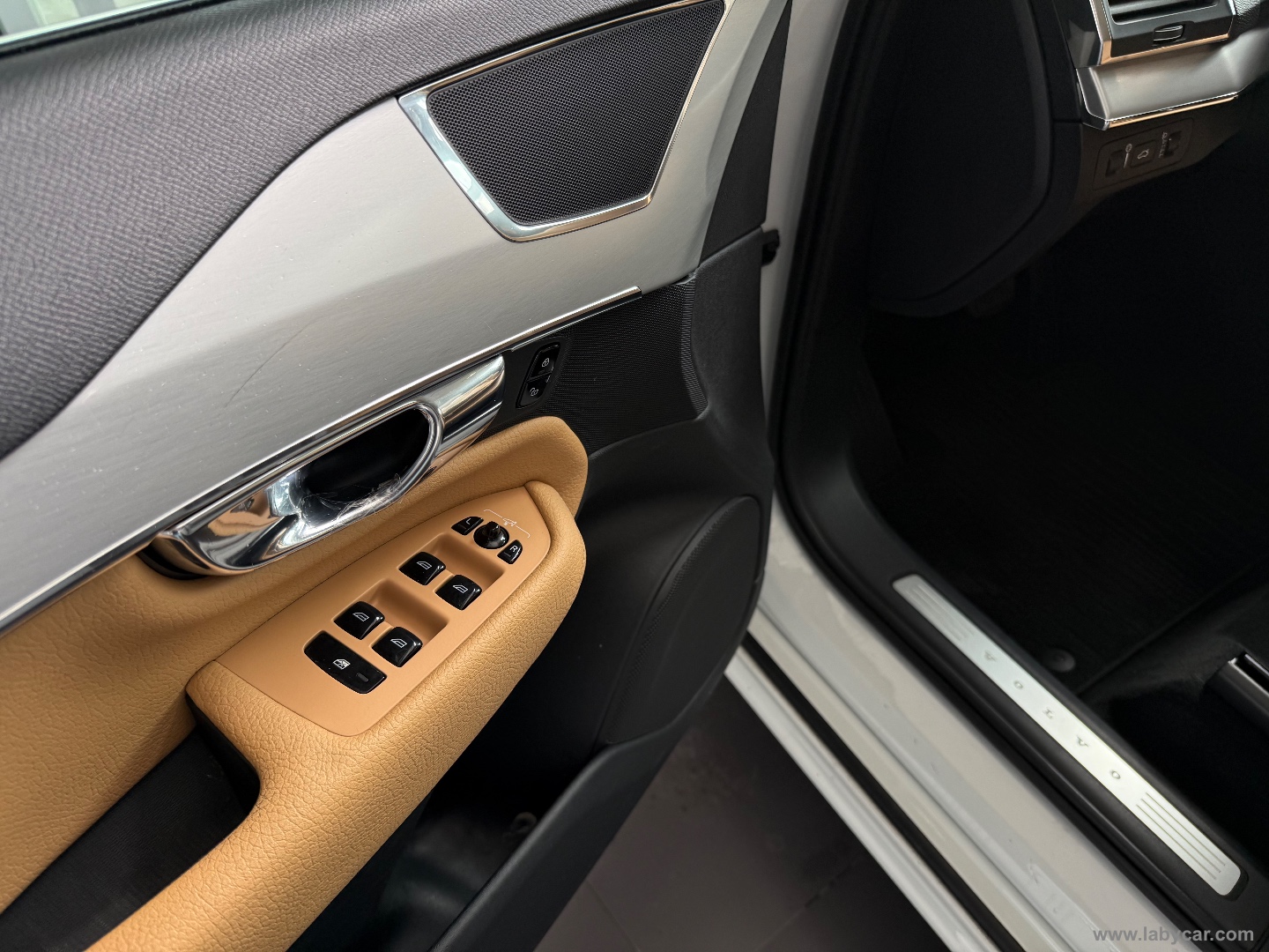 XC90 D5 AWD Geartronic 7 posti Momentum - immagine 16