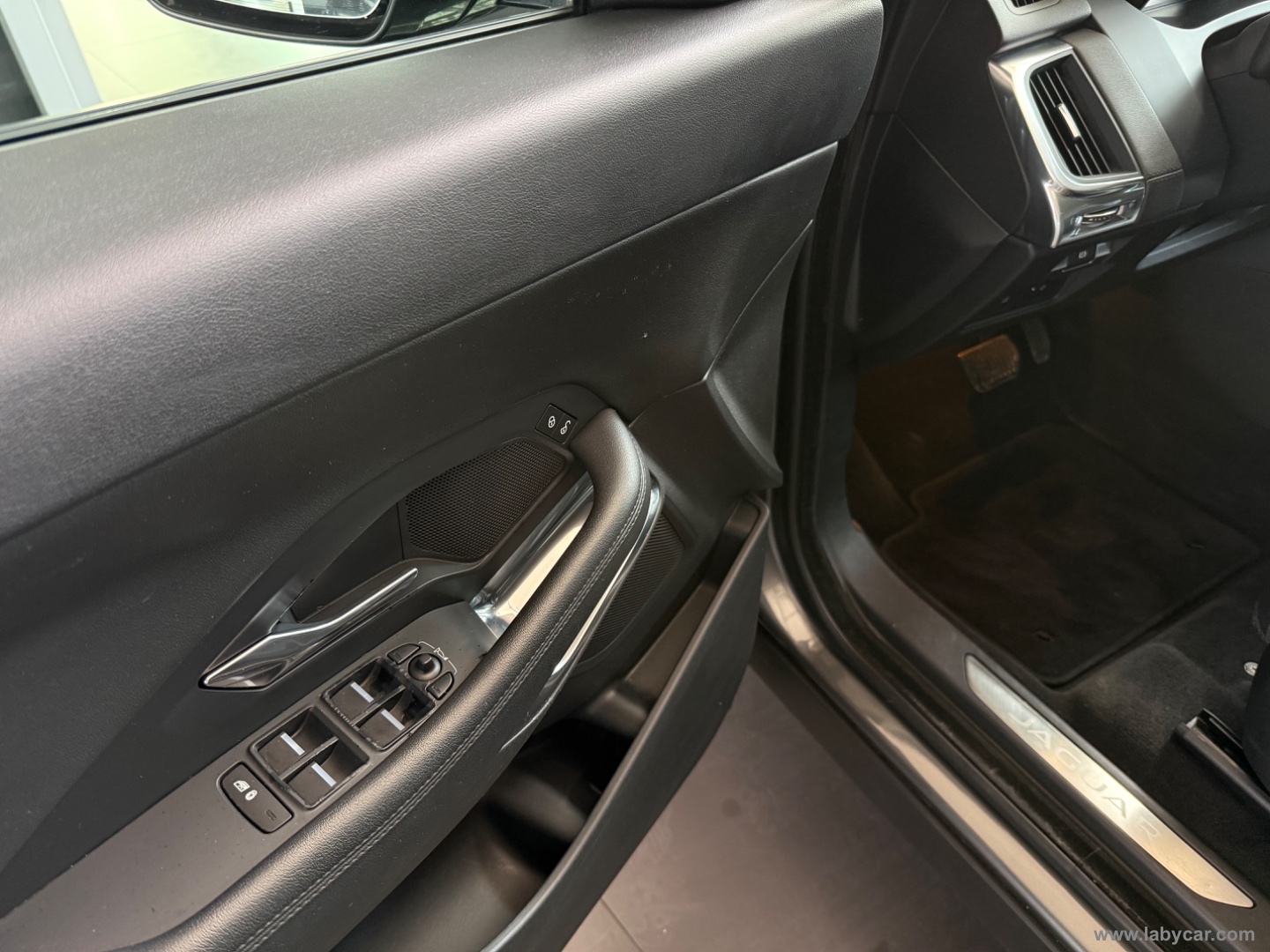 E-Pace 2.0D 150CV AWD aut. - immagine 16