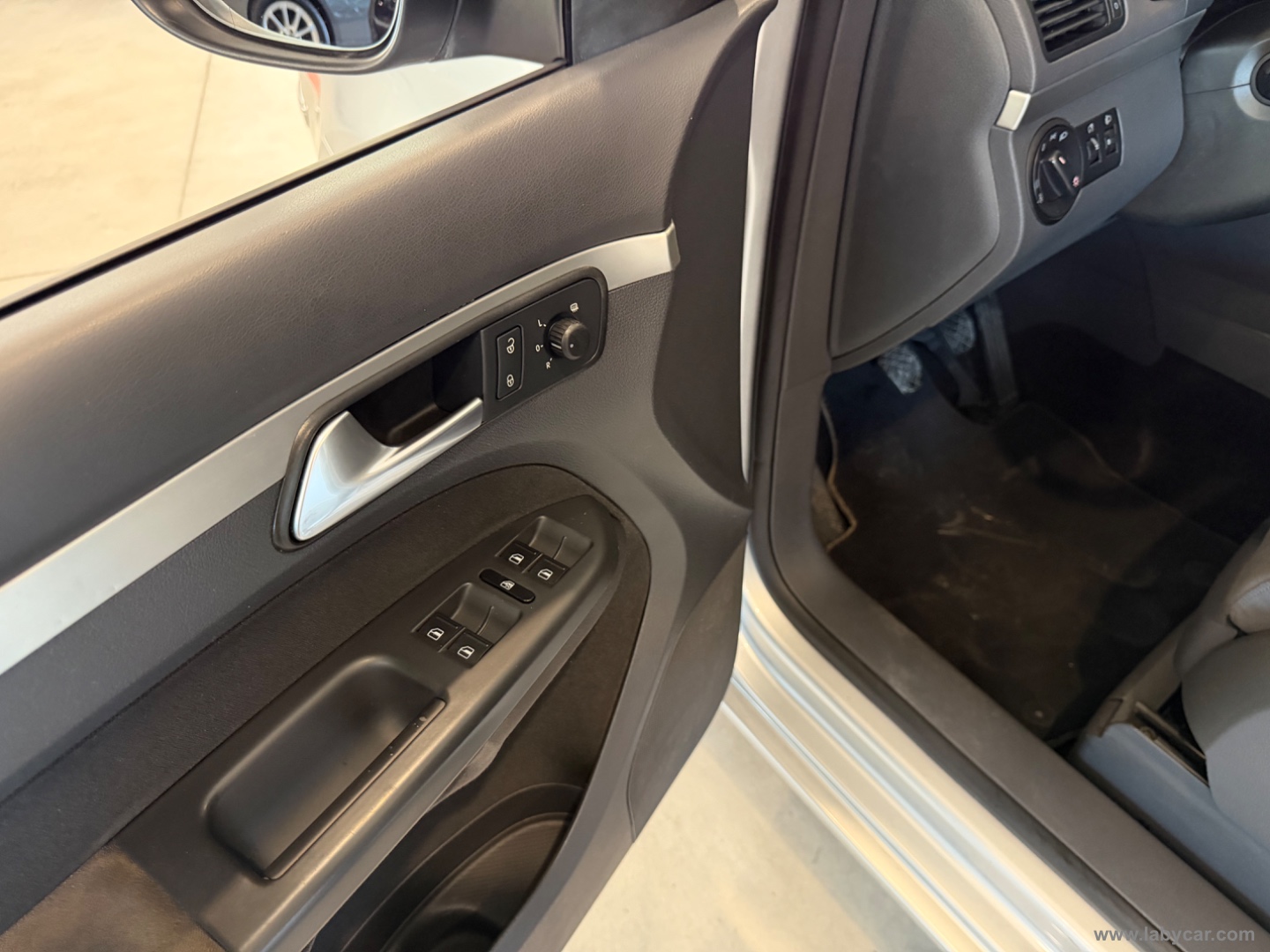 Touran 1.9 TDI 105CV DPF Conceptline - immagine 16
