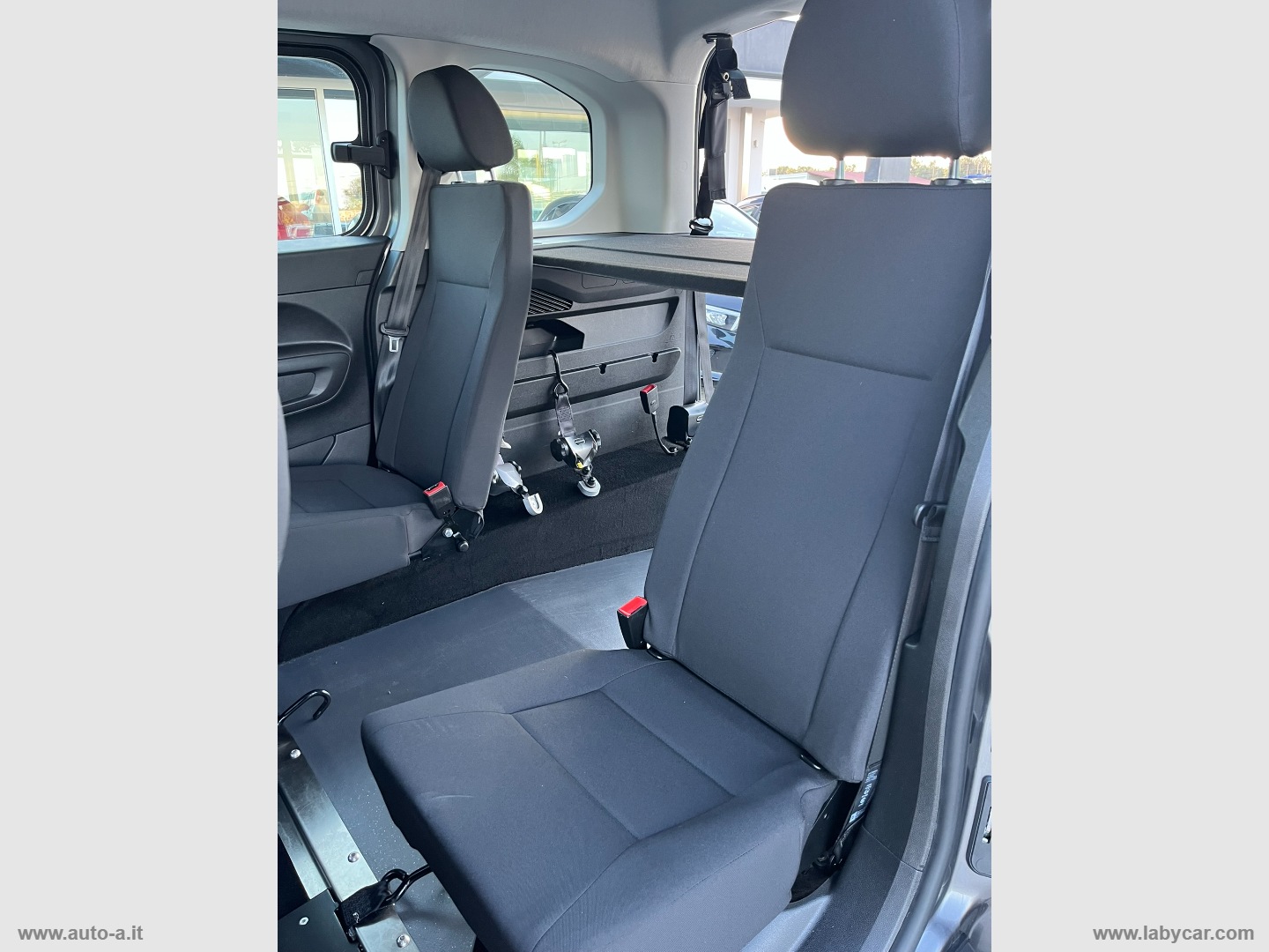 Berlingo BlueHDi 100 S&S SHINE TRASPORTO DISABILI - immagine 16