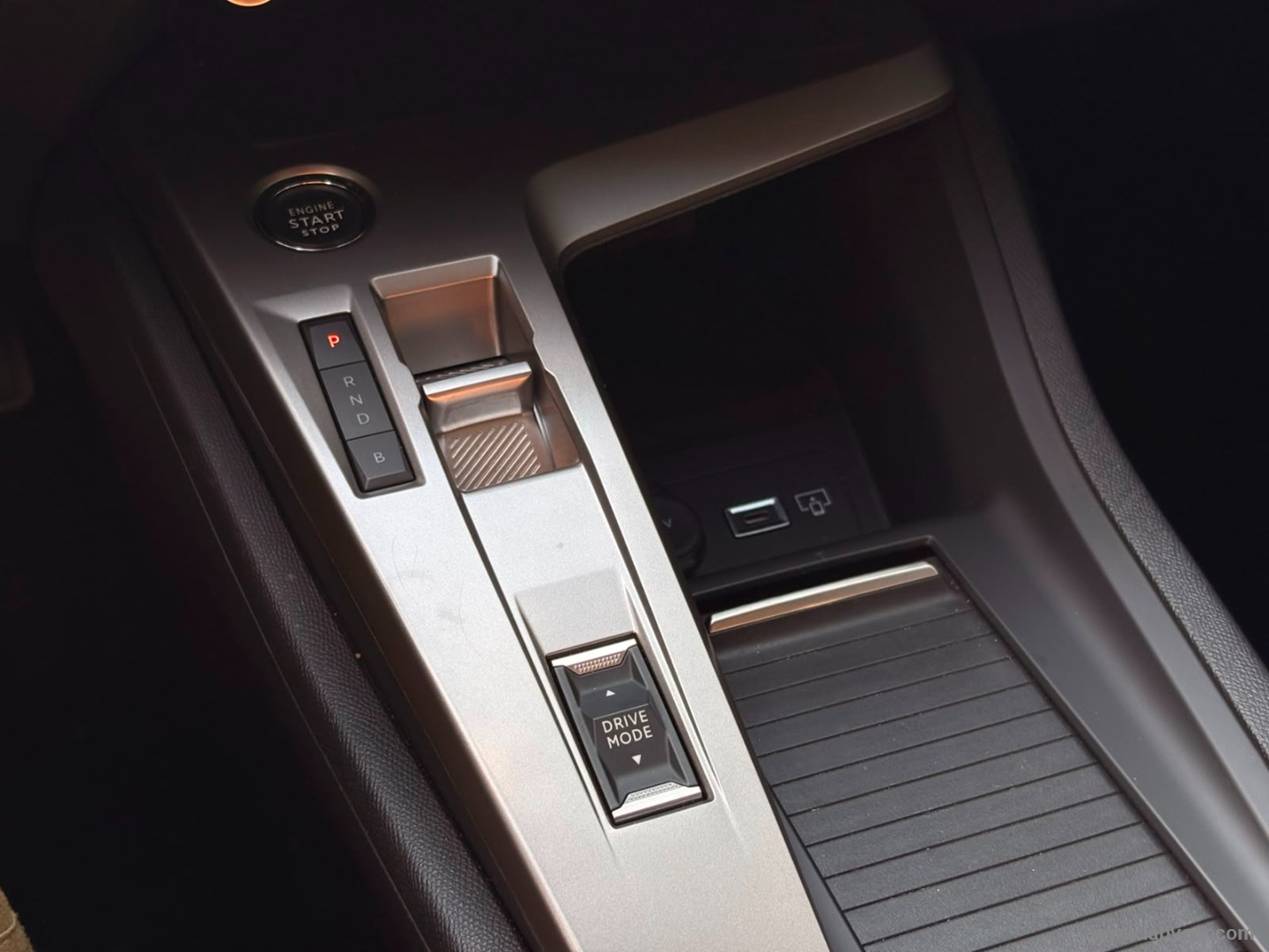 Peugeot 408 Plug-in Hybrid 225 e-EAT8 Allure - Immagine 16