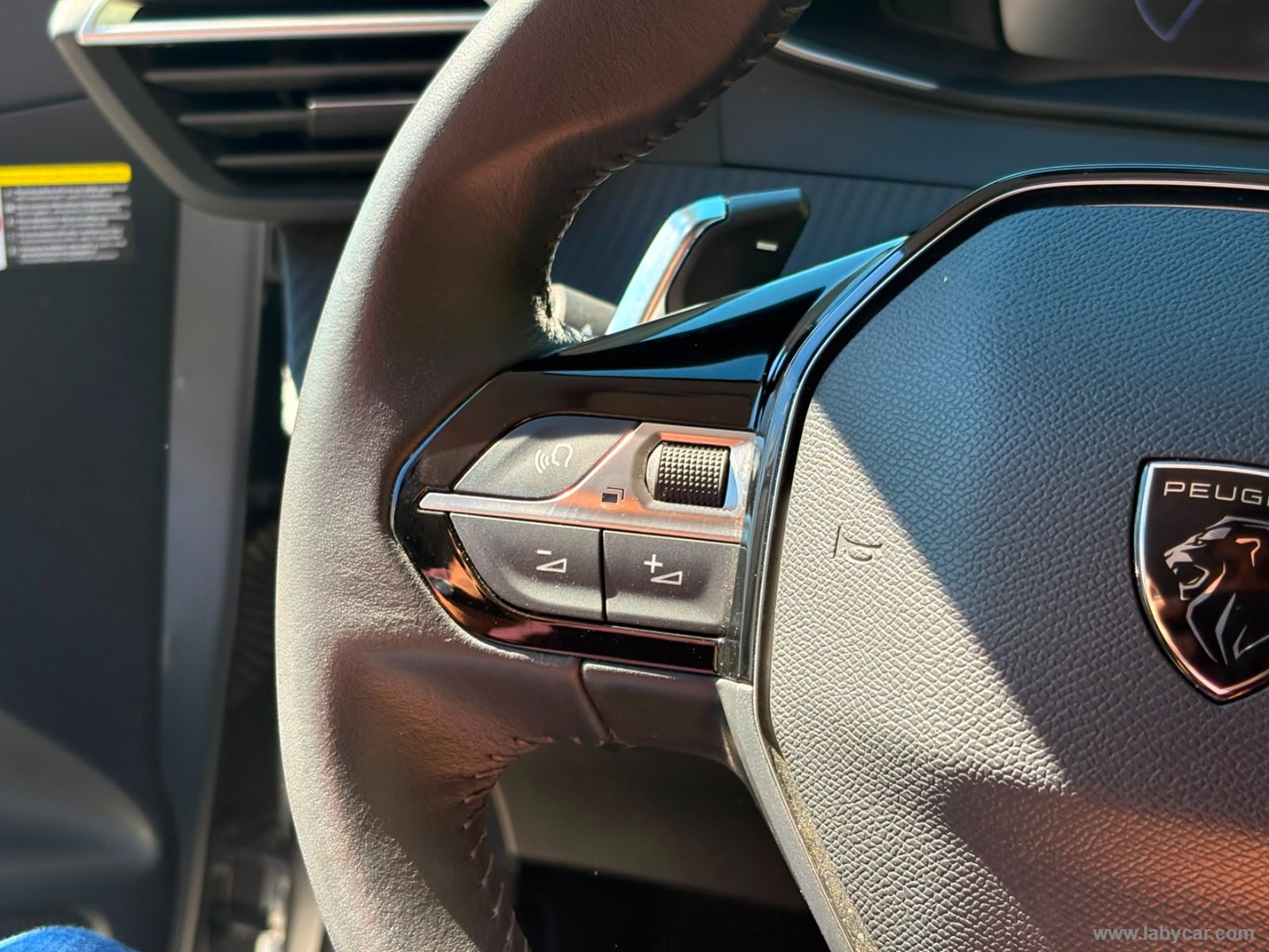 Peugeot 208 Hybrid 110 e-DCS6 Allure - Immagine 16