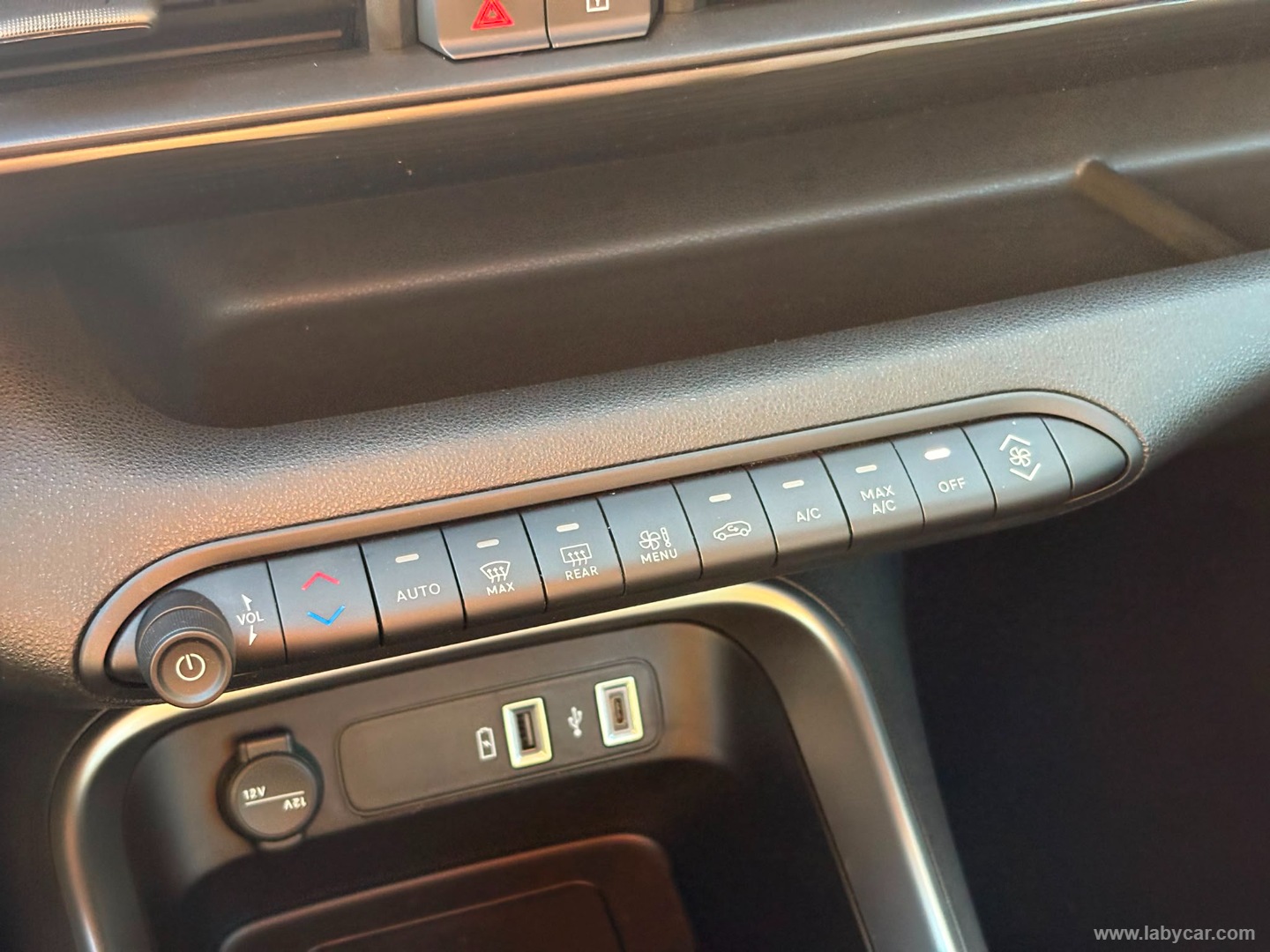Jeep Avenger 1.2 Turbo Altitude - Immagine 16