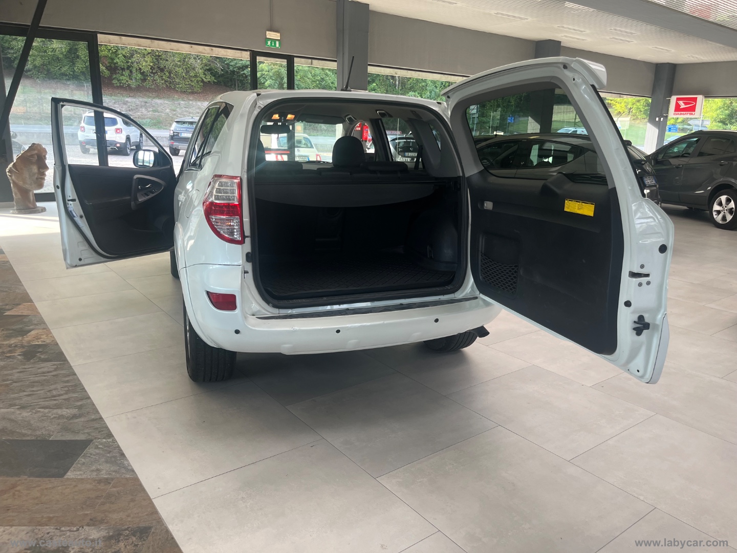 RAV4 Crossover 2.2 D-Cat A/T 150 CV Lux. - immagine 16