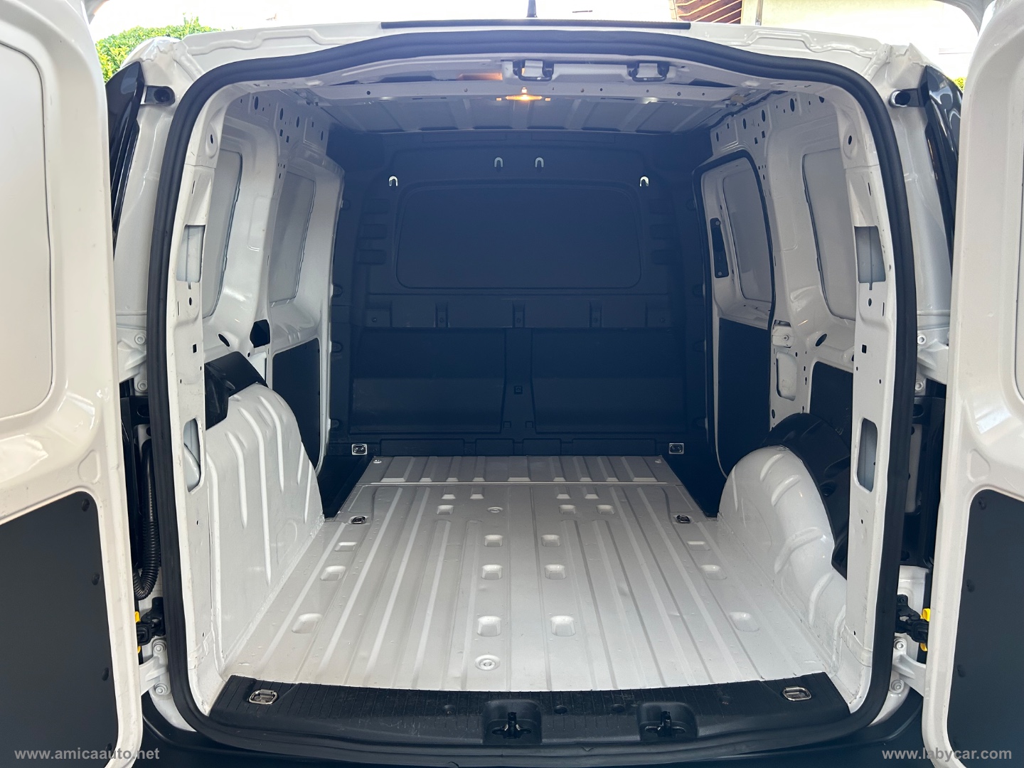 Caddy 2.0 TDI 122CV 4M Furgone Business 4X4 - immagine 16