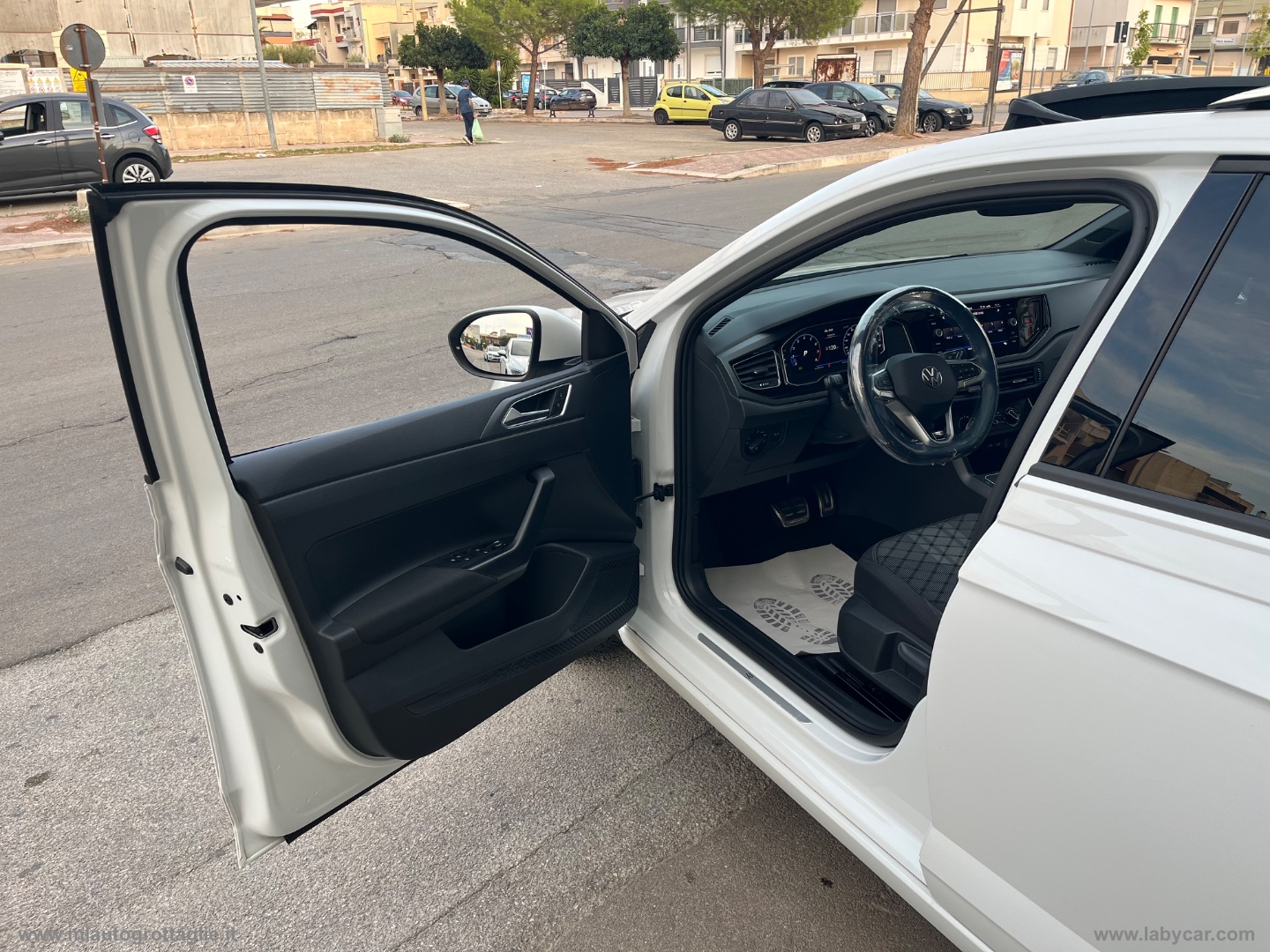 Taigo 1.0 TSI 110 CV DSG R-Line -TETTO - immagine 16