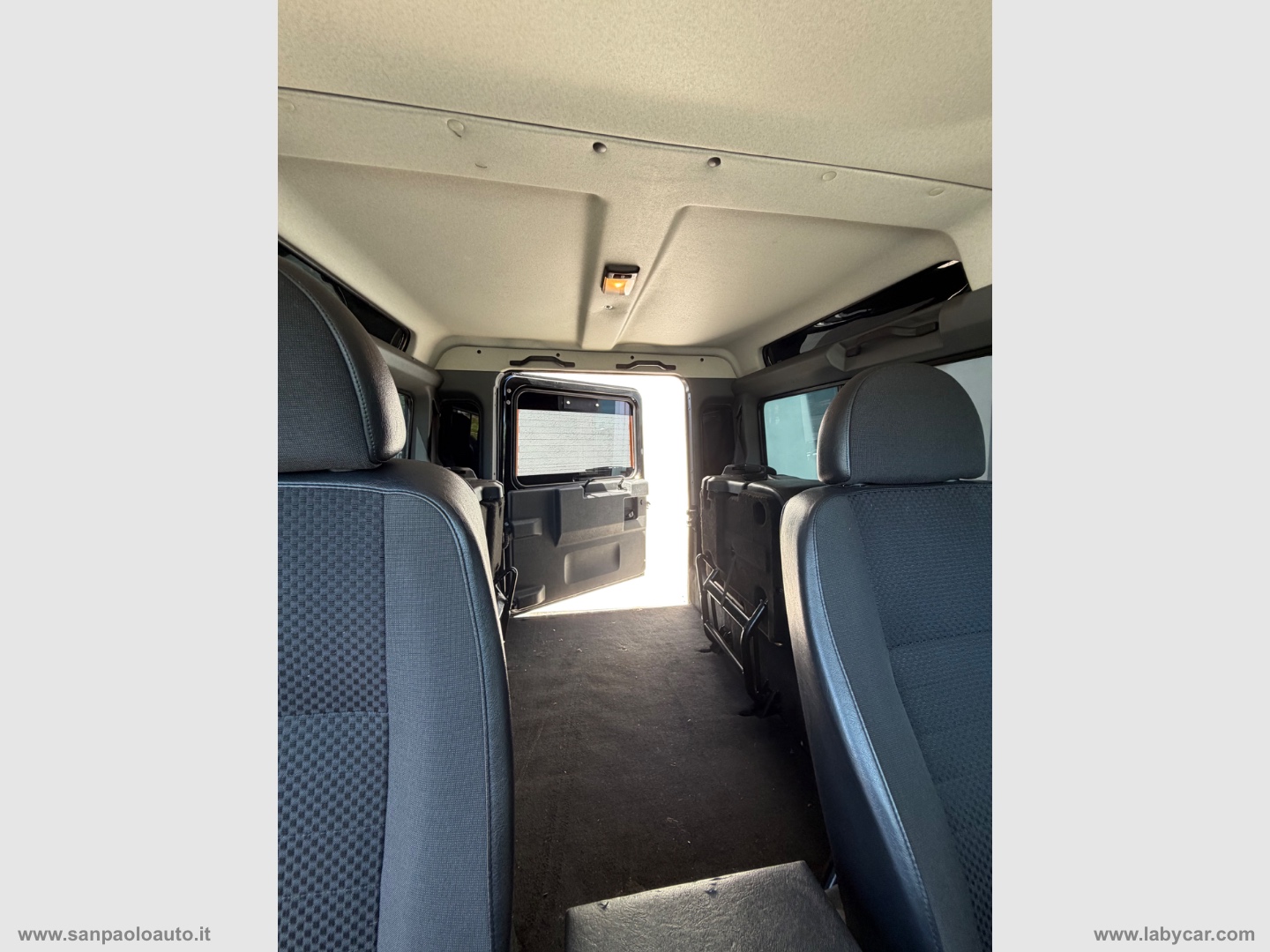 Defender 90 2.4 TD4 Station Wagon SE - immagine 16