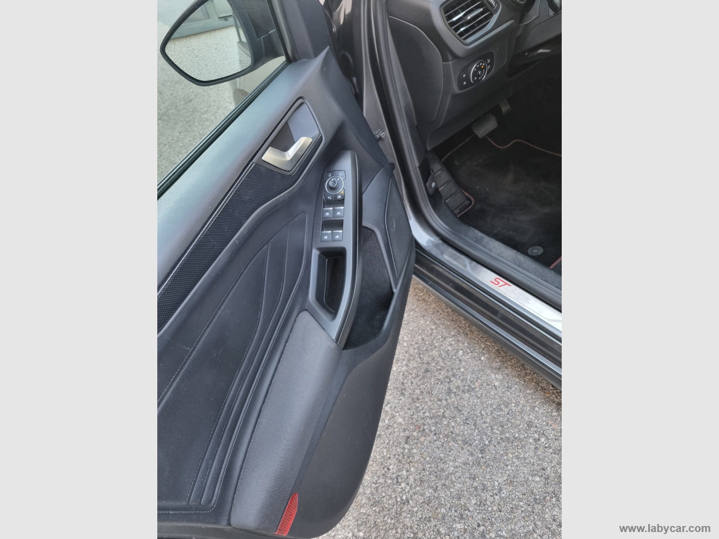 Focus 1.5 EcoBlue 115CV aut. 5p.ST-LineX - immagine 16