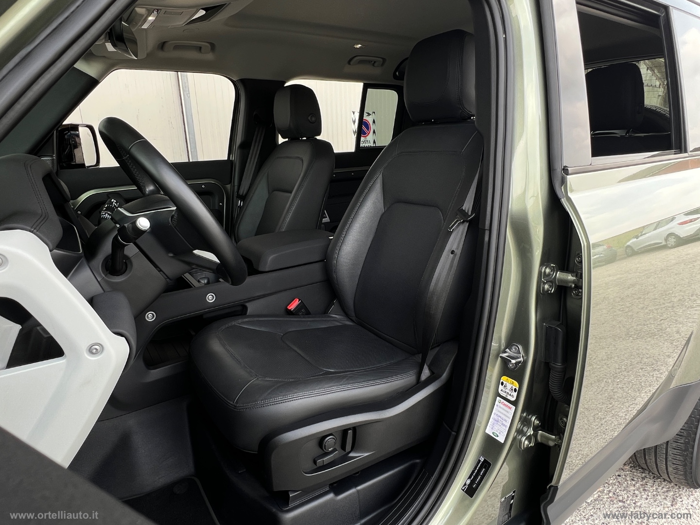 Defender 110 3.0D I6 250 CV AWD Auto SE - immagine 17