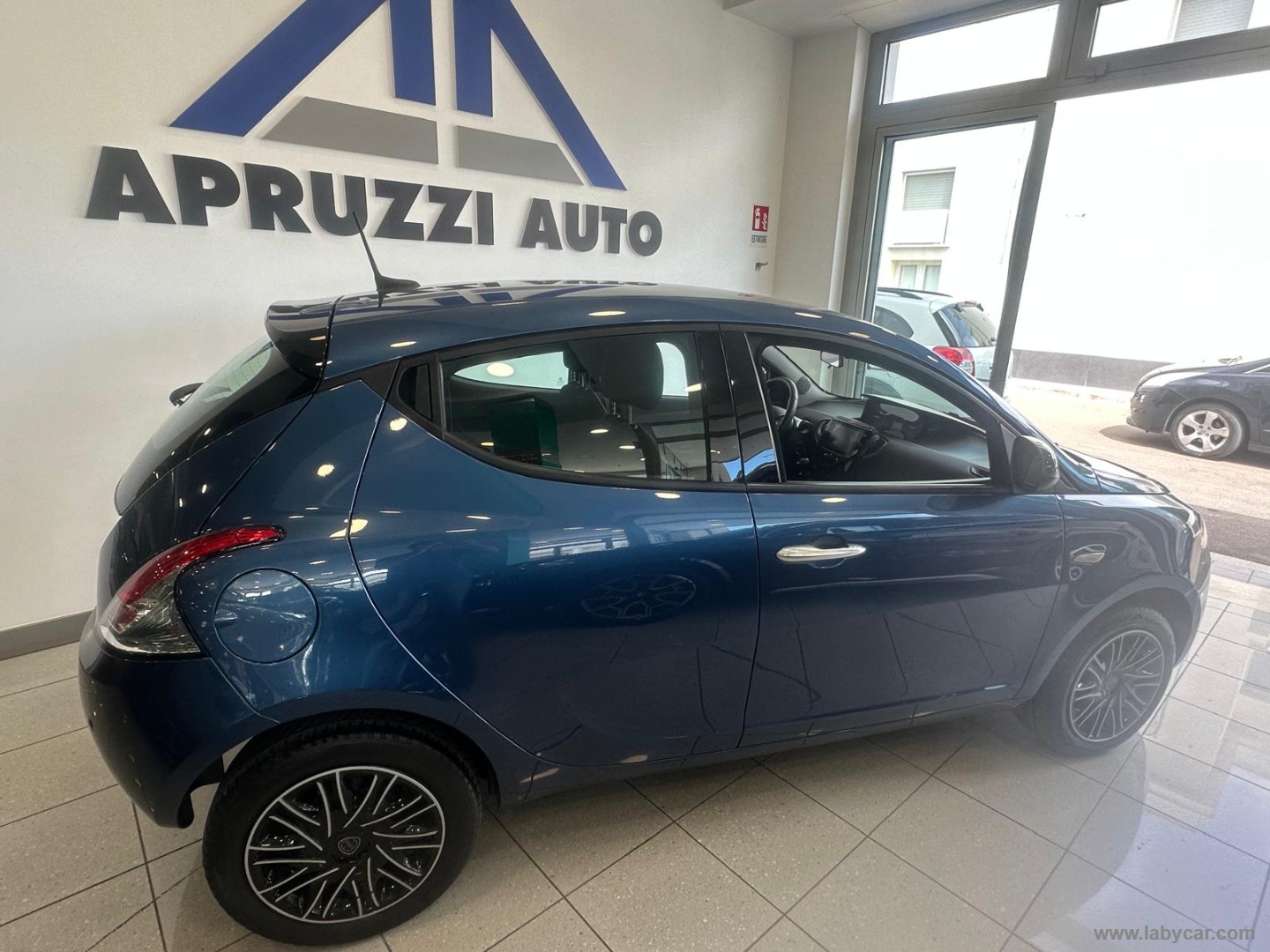 Ypsilon 1.0 FireFly 5p.S&S Hyb. Platino - immagine 17