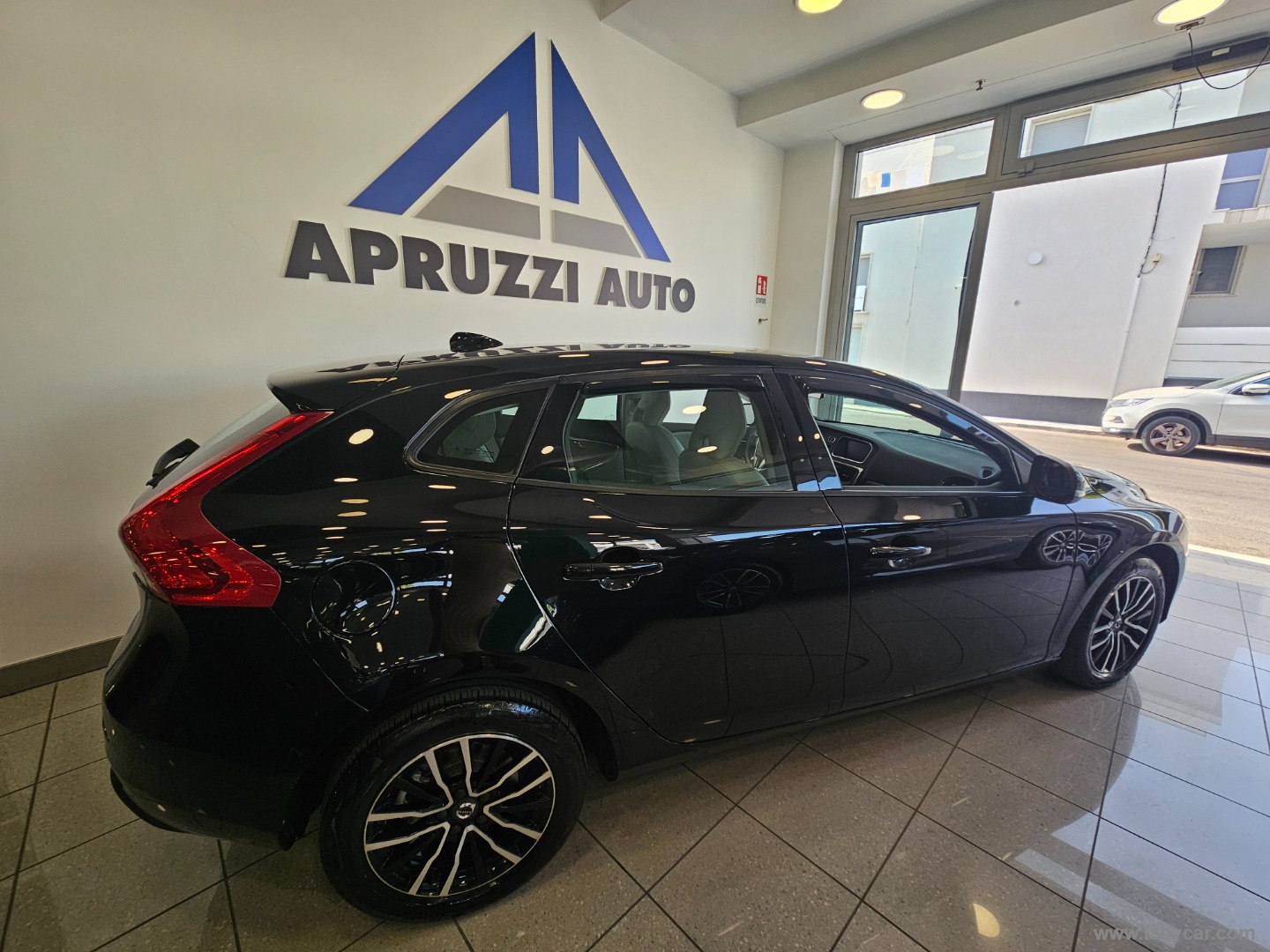 V40 D2 Momentum - immagine 17