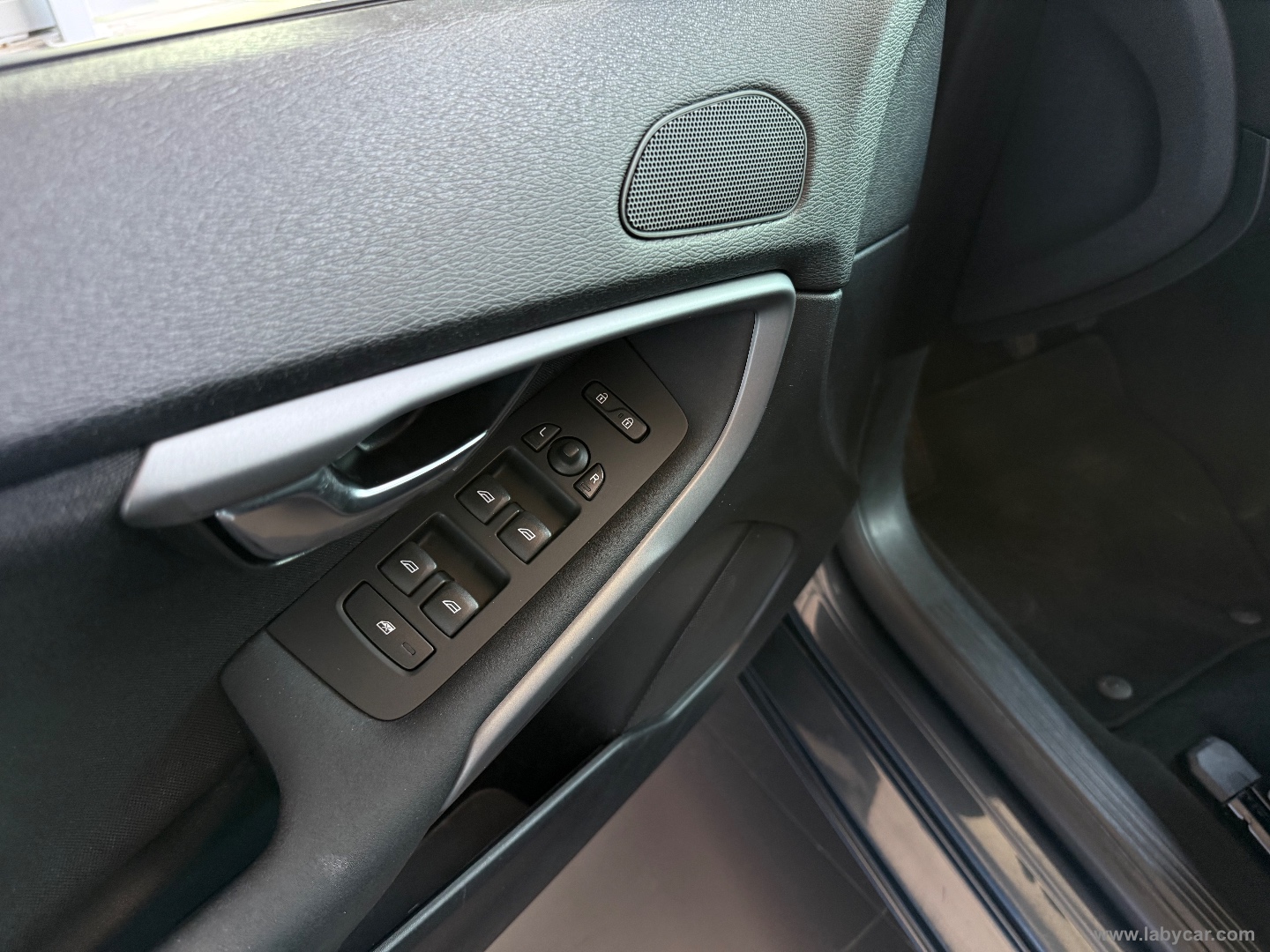 V40 D2 Momentum N1 GANCIO TRAINO - immagine 17