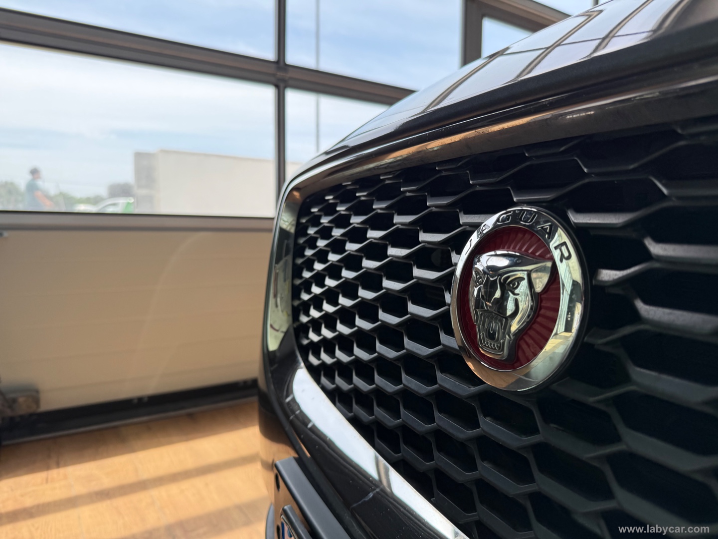 E-Pace 2.0D 150CV AWD aut. - immagine 17