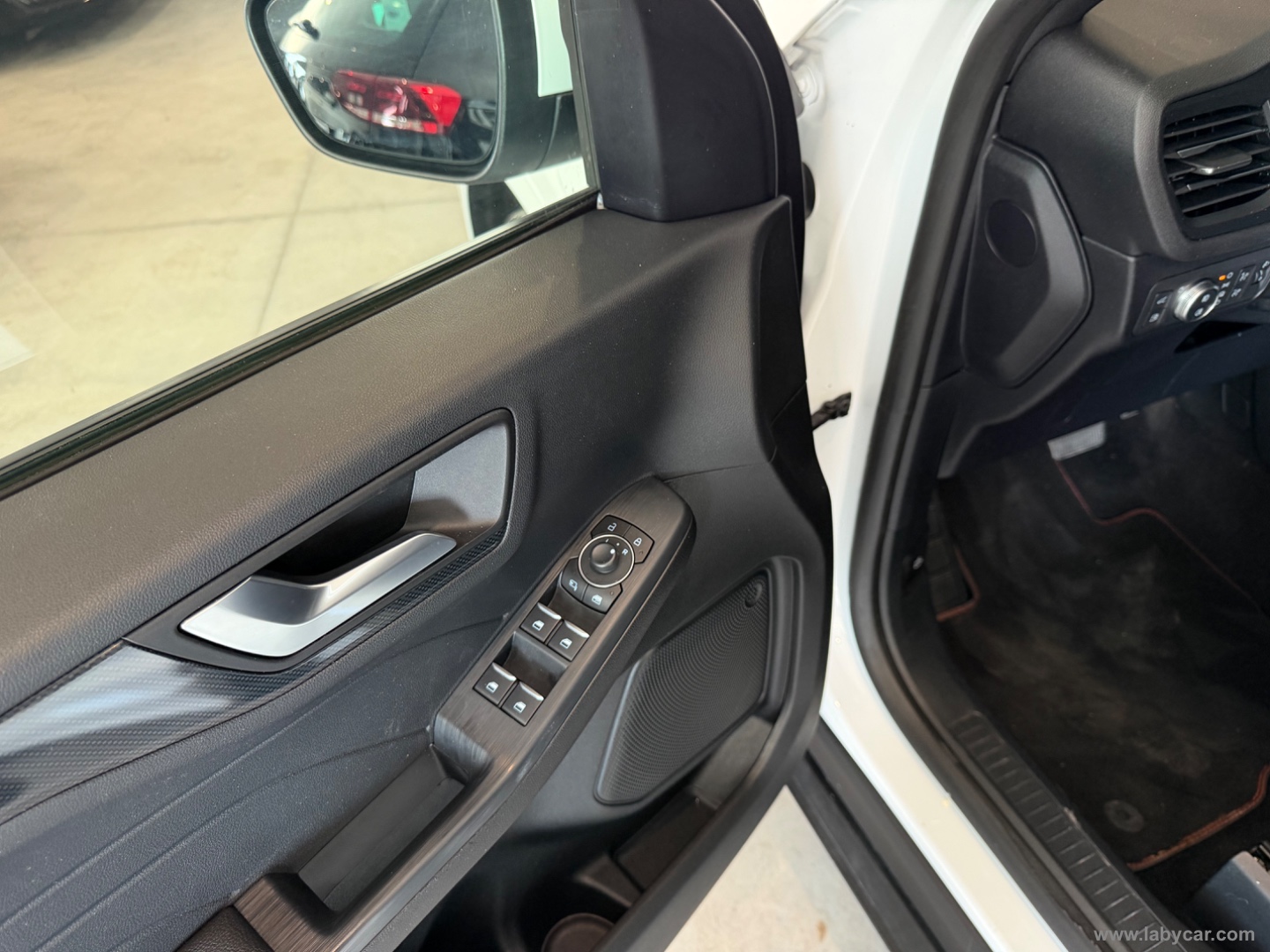Kuga 2.5 Plug In Hybr 225 CVT 2WD ST-L.X - immagine 17