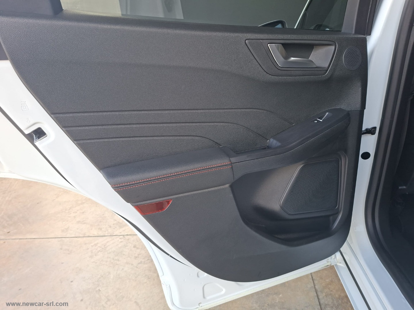 Kuga 2.5 Plug In Hyb. 225CV CVT 2WD ST-L - immagine 17