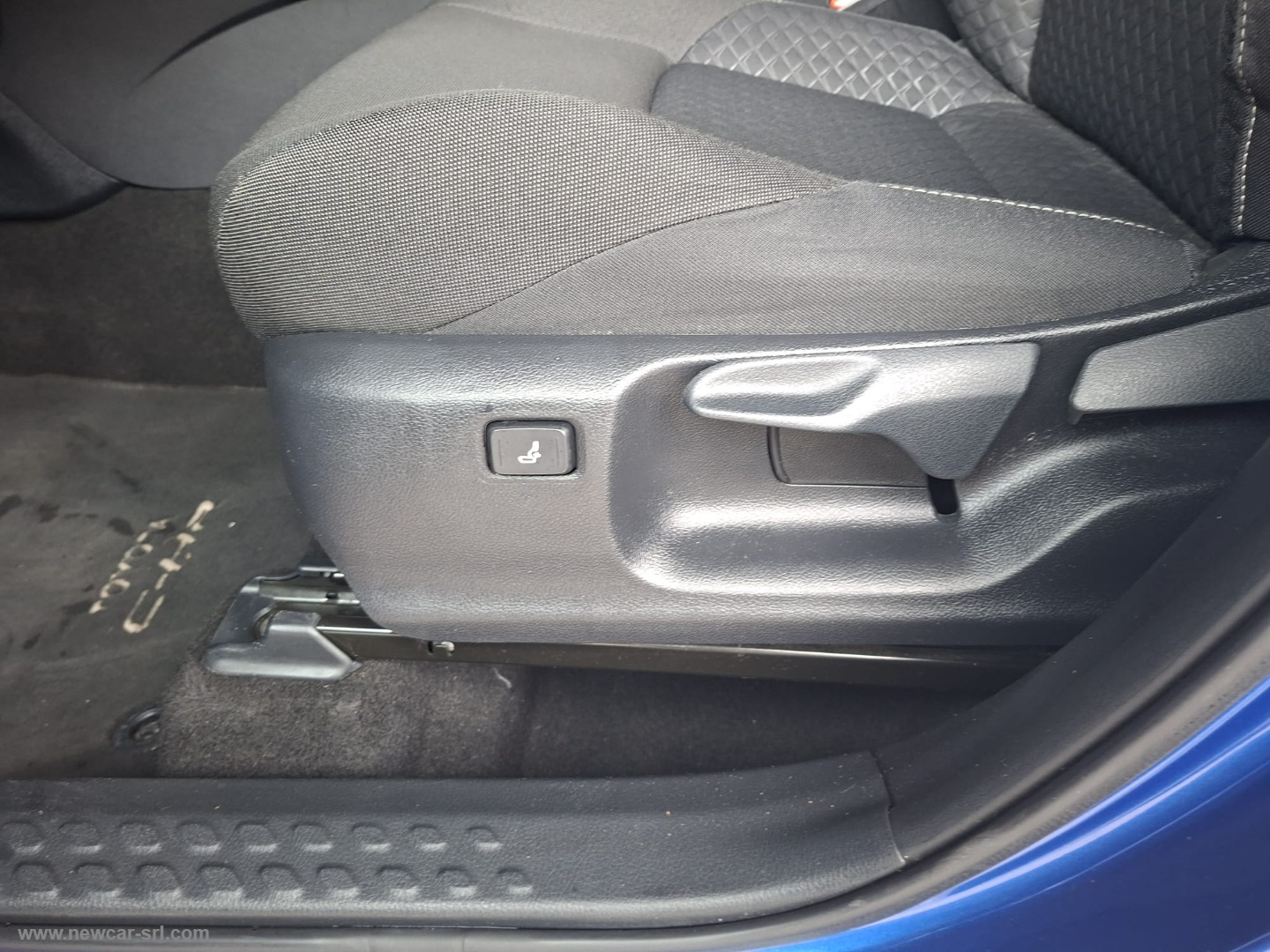 C-HR 1.8 Hybrid E-CVT Active - immagine 17