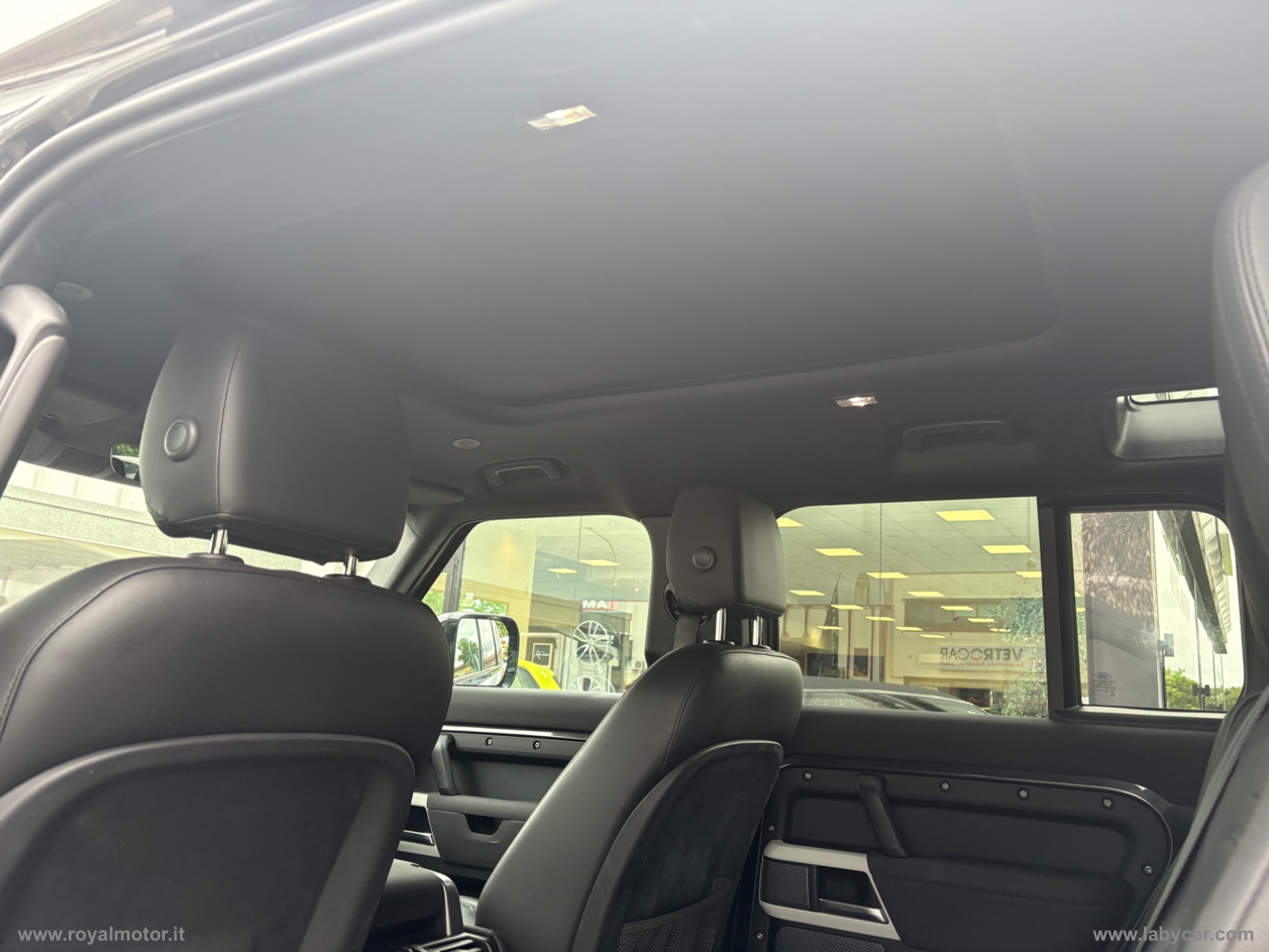 Defender 110 3.0D I6 250 CV AWD Auto - immagine 17
