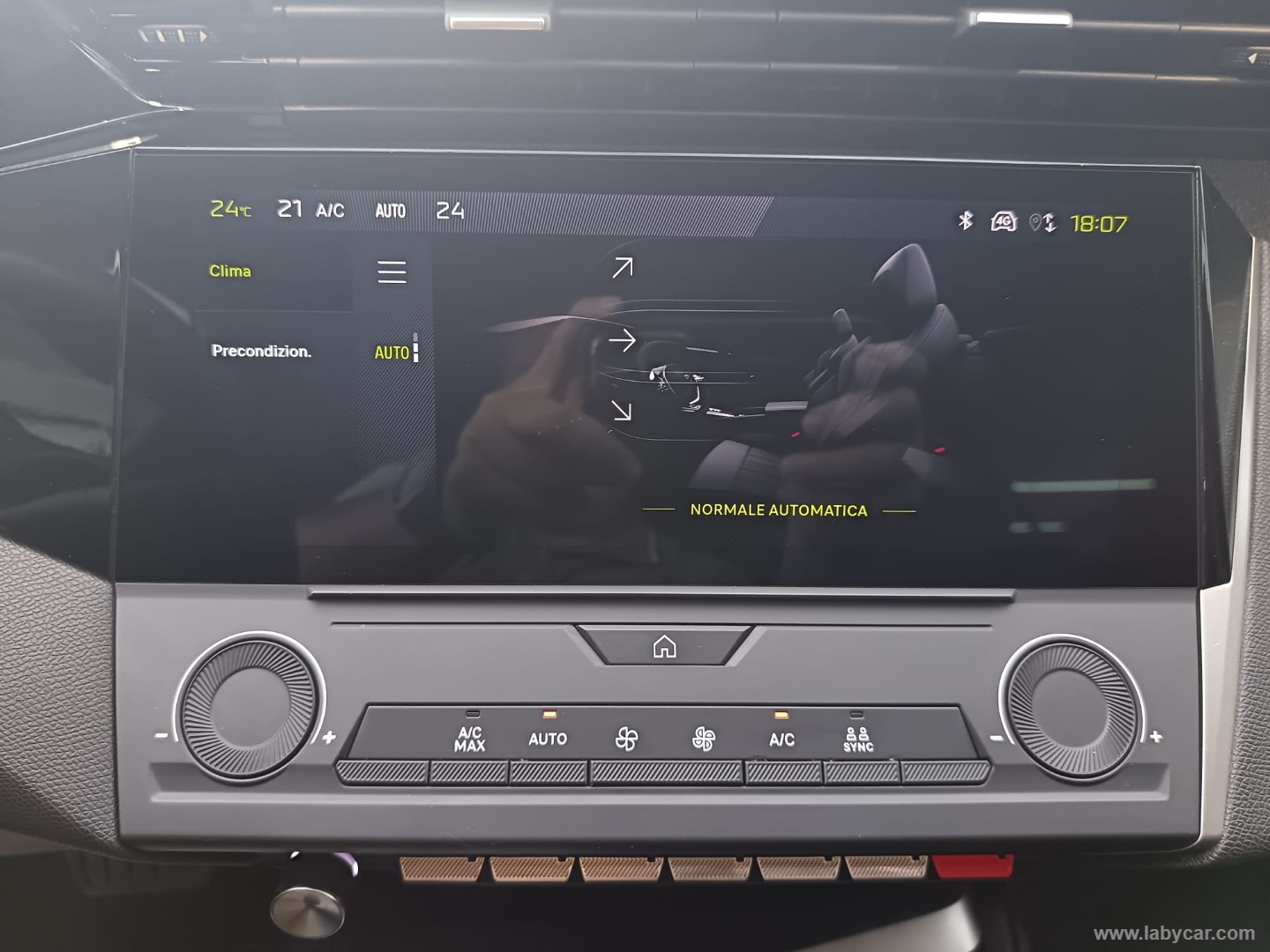 Peugeot 408 Plug-in Hybrid 225 e-EAT8 Allure - Immagine 17