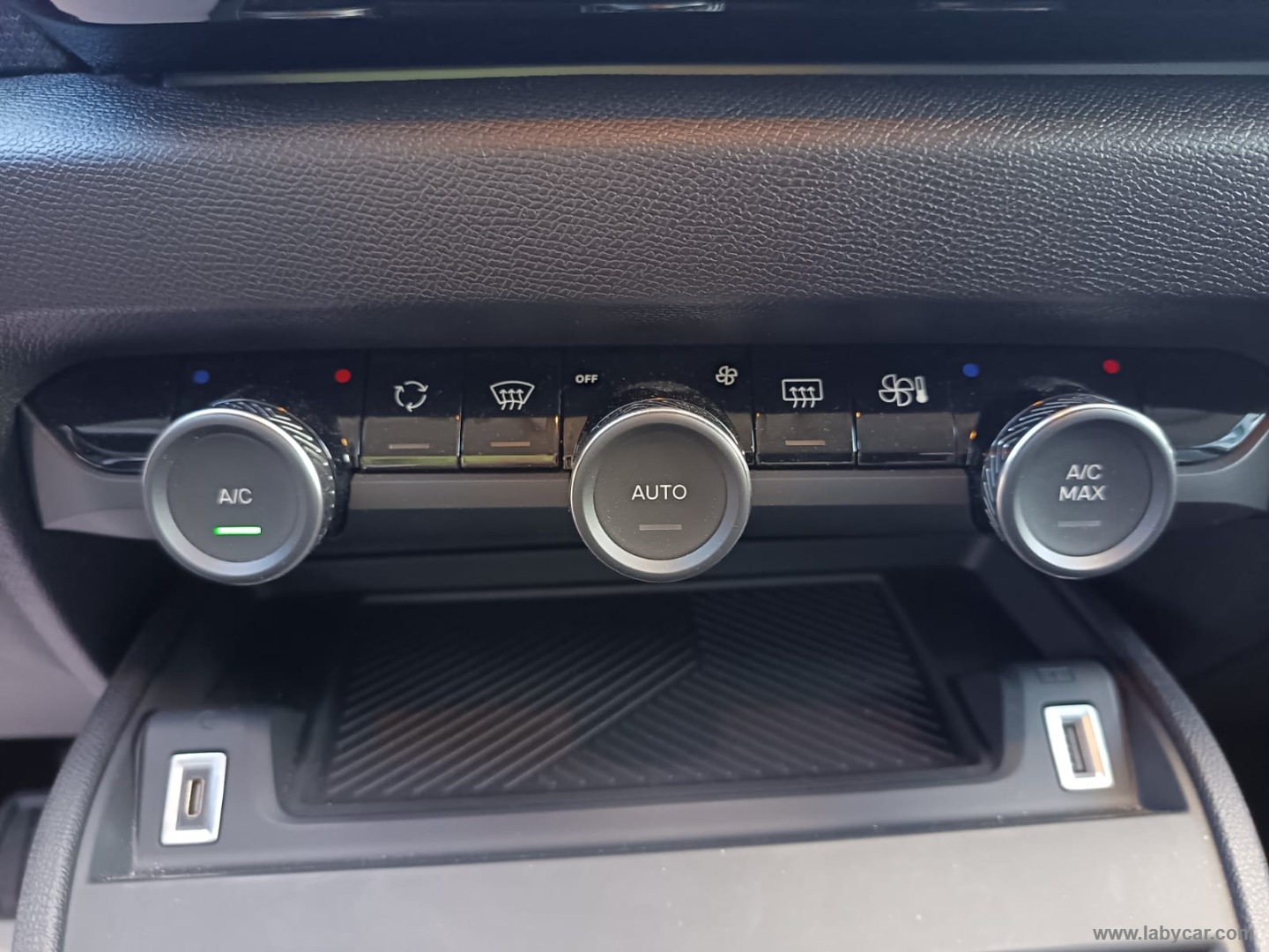 Citroën C4 Hybrid 145 e-DCS6 Plus - Immagine 17