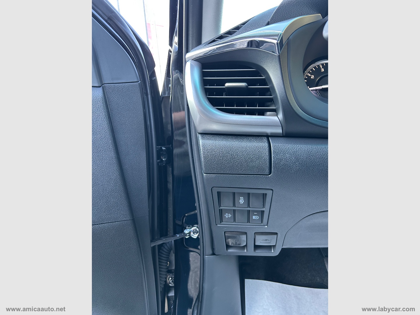Hilux 2.8 D A/T 4WD 4p. DC Executive - immagine 17