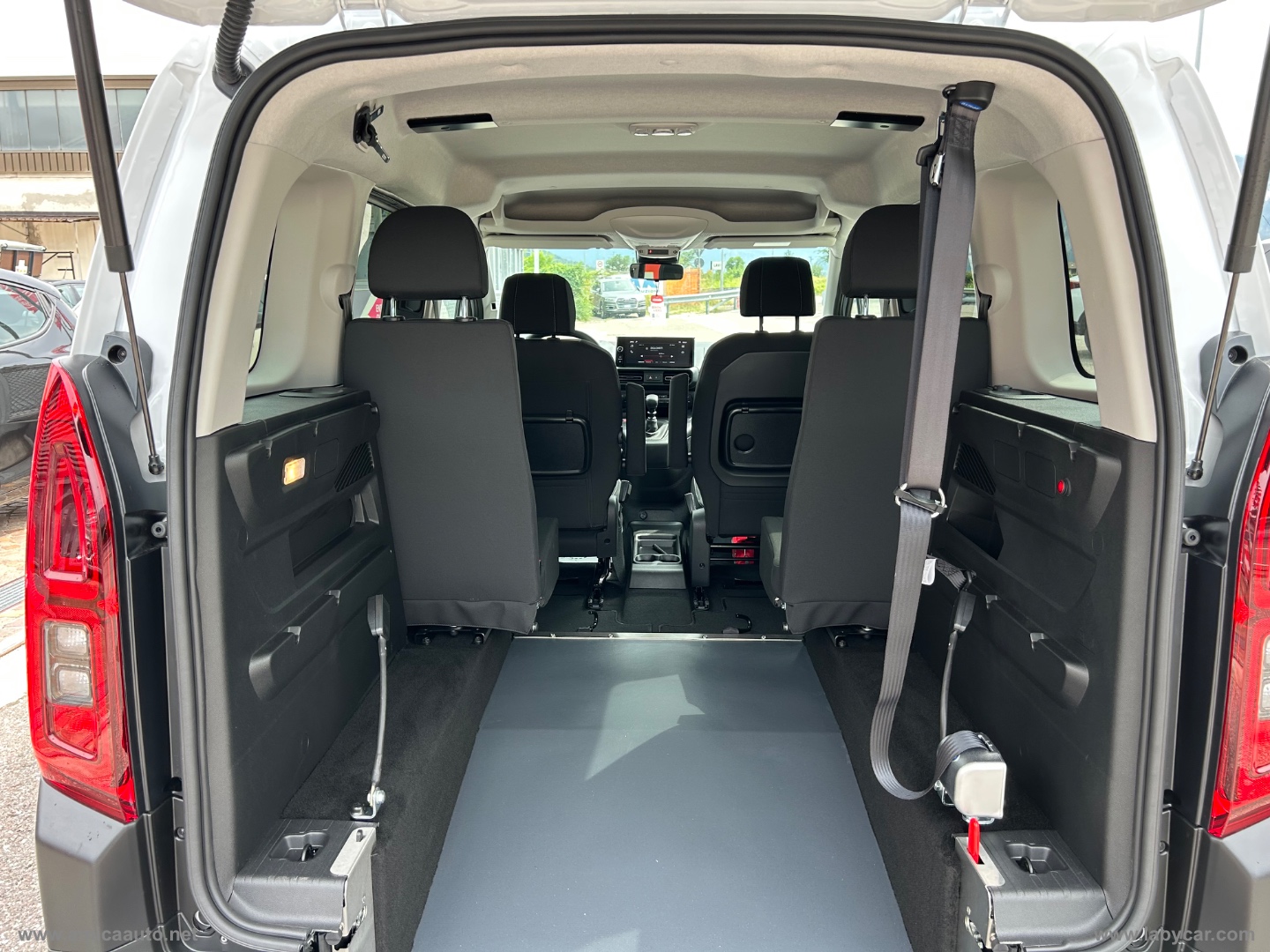 Doblò 1.5 BlueHdi 100CV Combi - All. Olmedo PIANALE RIBASSATO CON RAMPA ACCESSO CARROZZINA - immagine 17