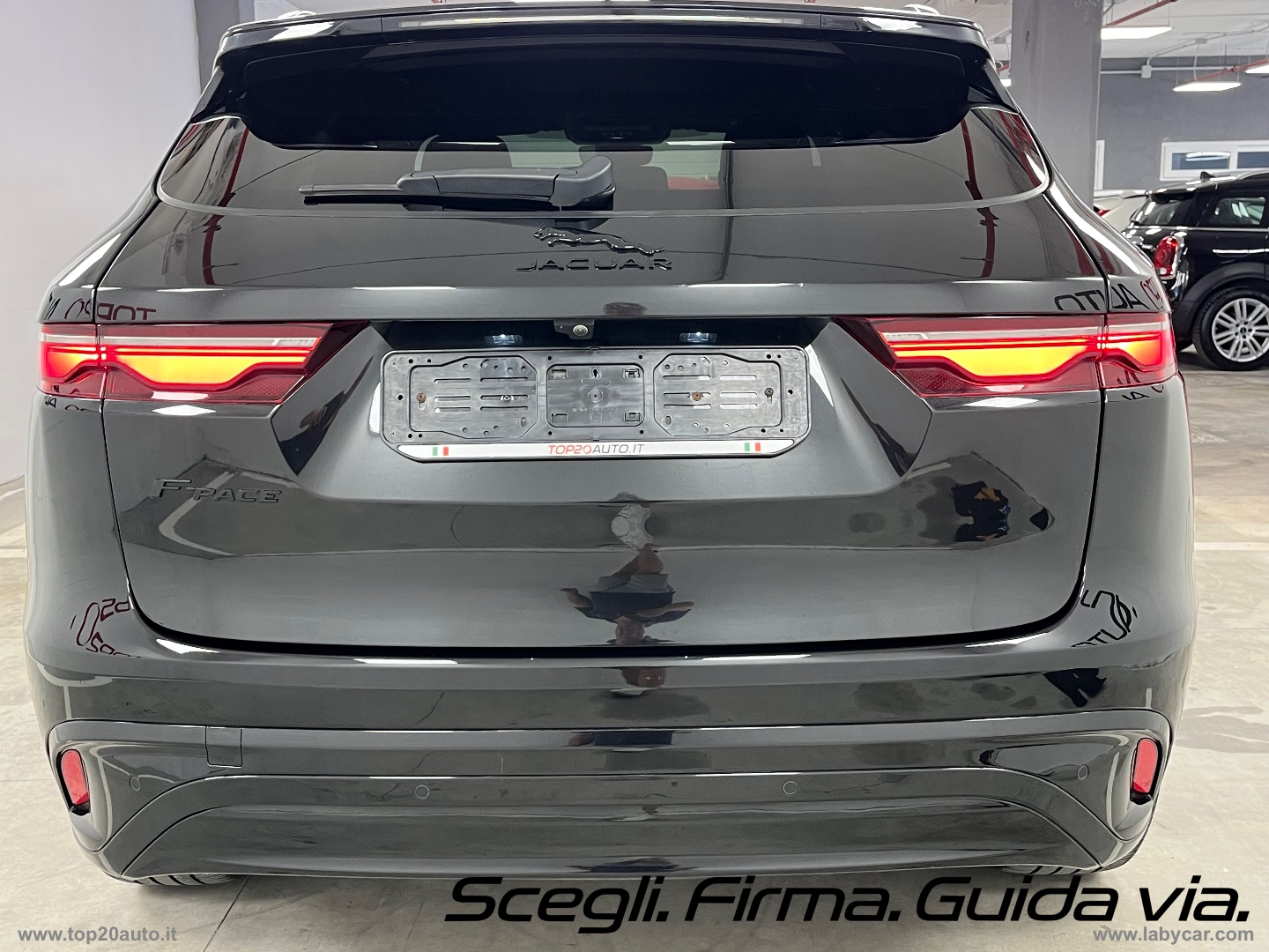 F-Pace 2.0 250 CV AWD aut. R-Dyn. Black EDITION - immagine 17