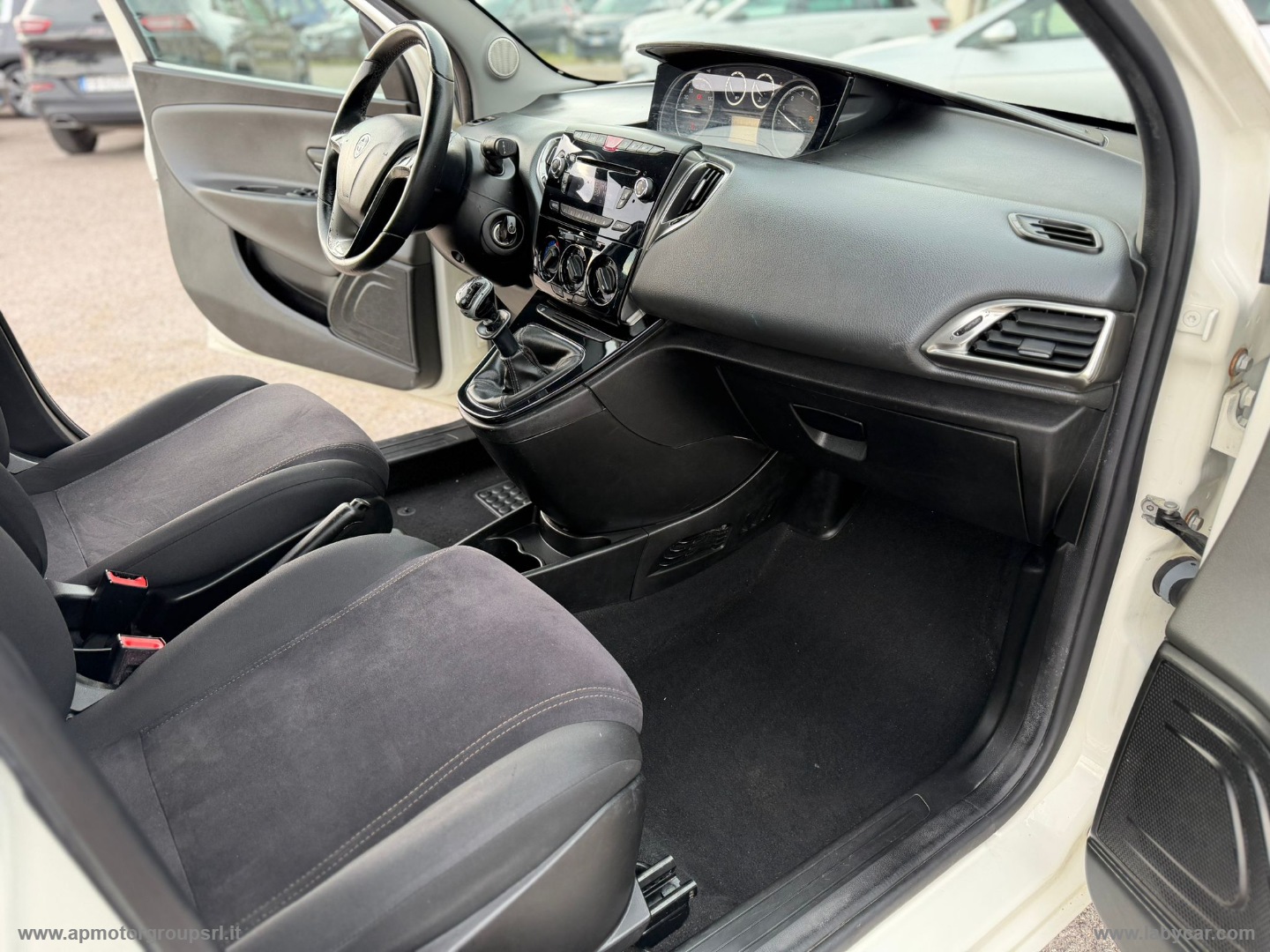 Ypsilon 0.9 T.Air 85CV 5p. Met.Ec. Gold - immagine 17