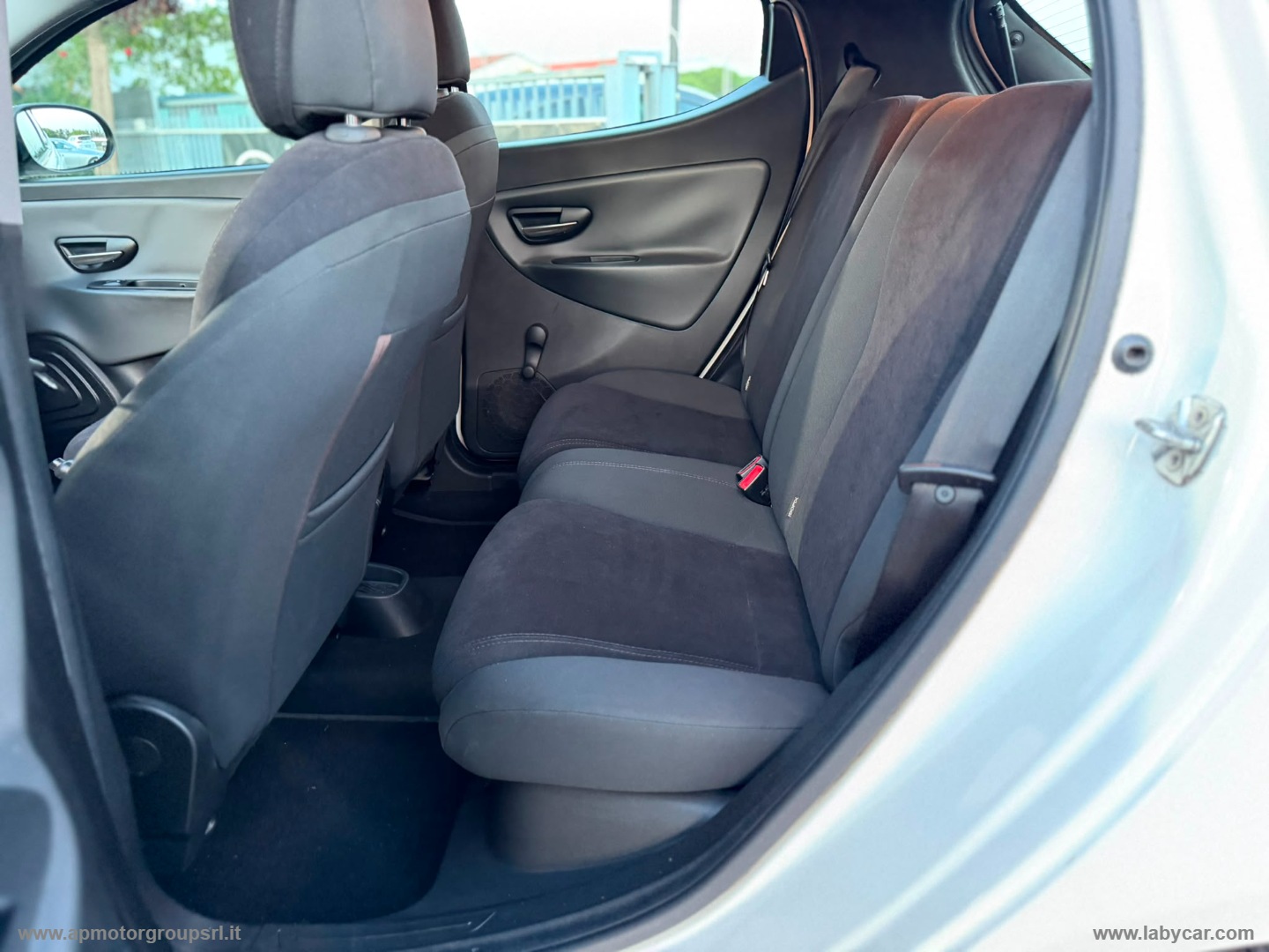 Ypsilon 0.9 T.Air 85CV 5p. Met.Ec. Gold - immagine 17