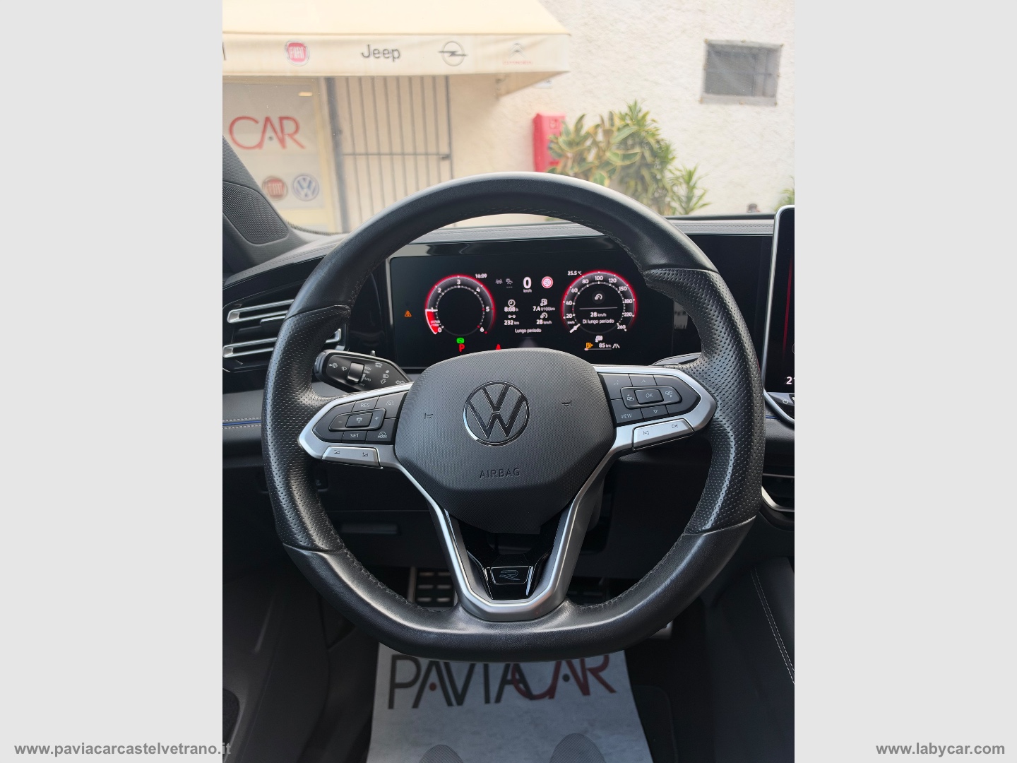 Tiguan 2.0 TDI 150 CV DSG R-Line - immagine 17