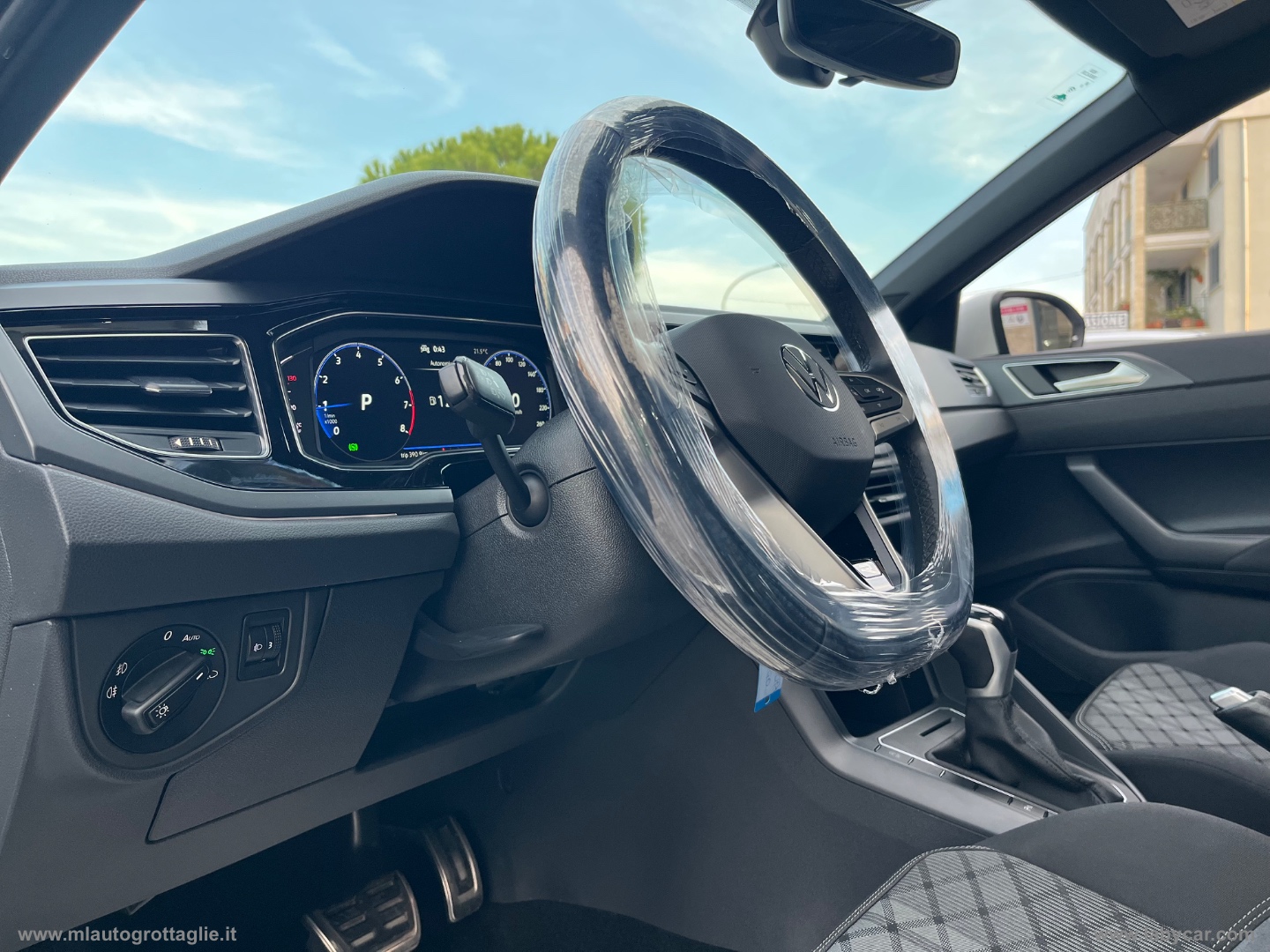 Taigo 1.0 TSI 110 CV DSG R-Line -TETTO - immagine 17