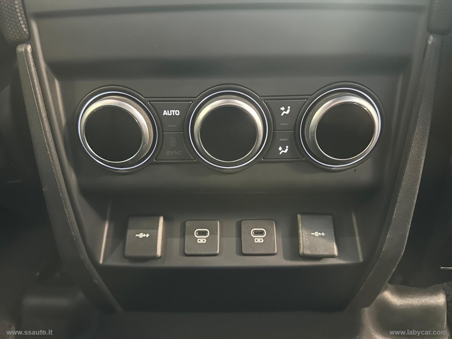Defender 110 3.0D I6 250 CV X-Dynam. HSE - immagine 17