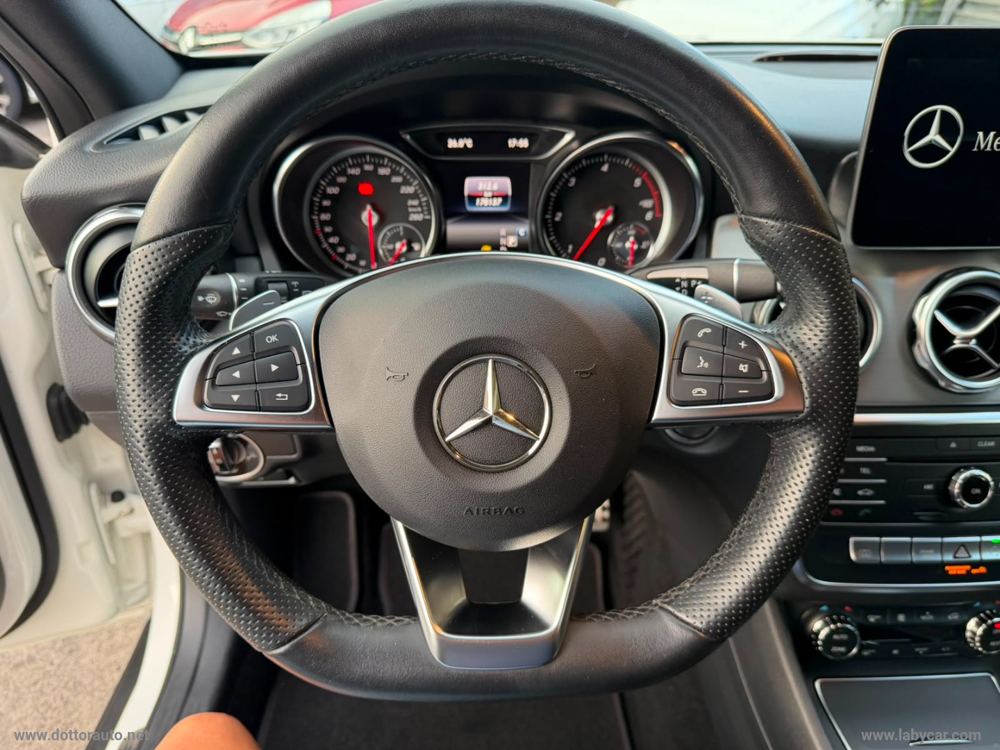 GLA 200 d Automatic 4Matic Premium - immagine 17
