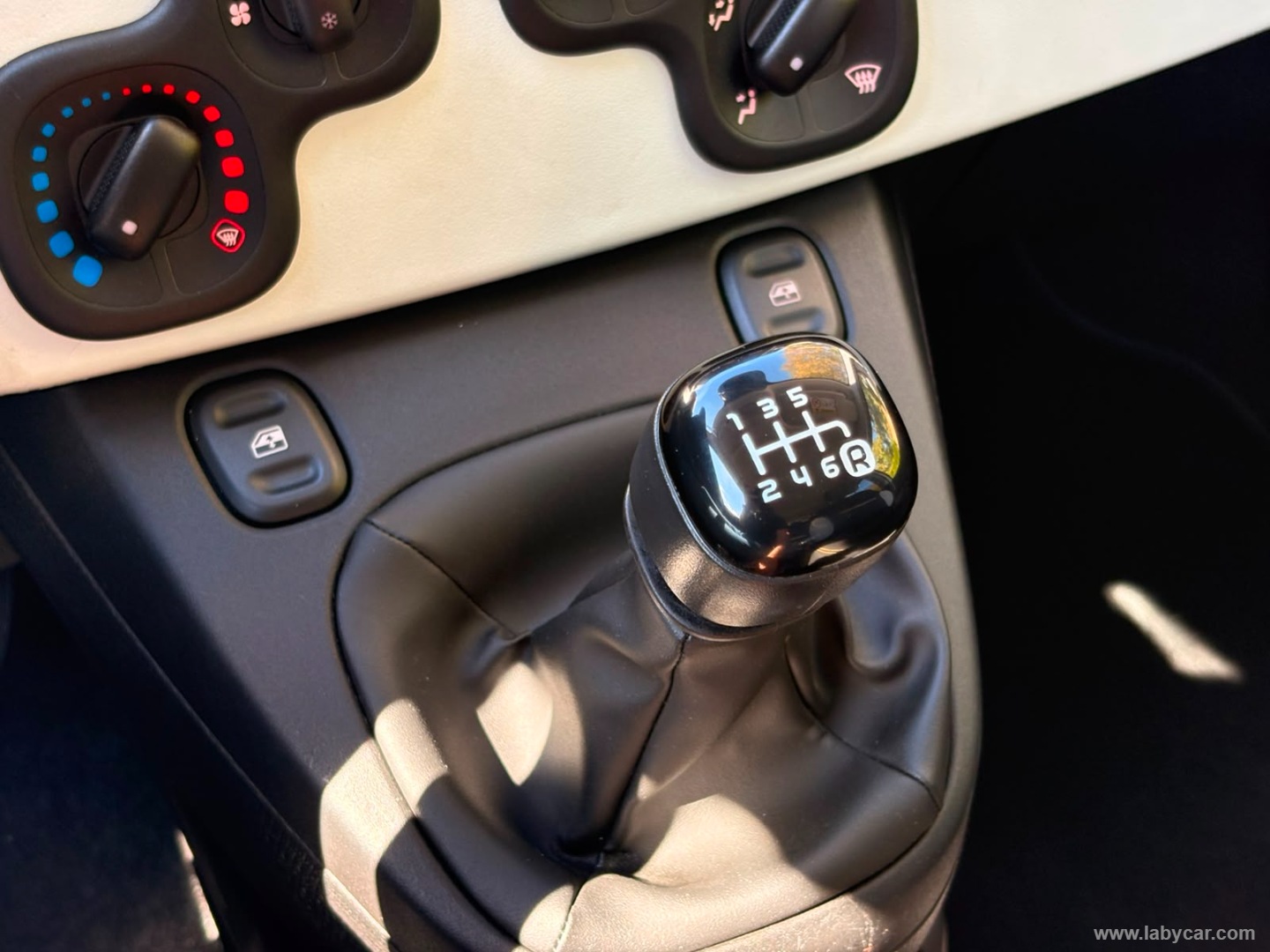 Fiat Panda 1.0 FireFly S&S Hybrid Pandina - Immagine 18
