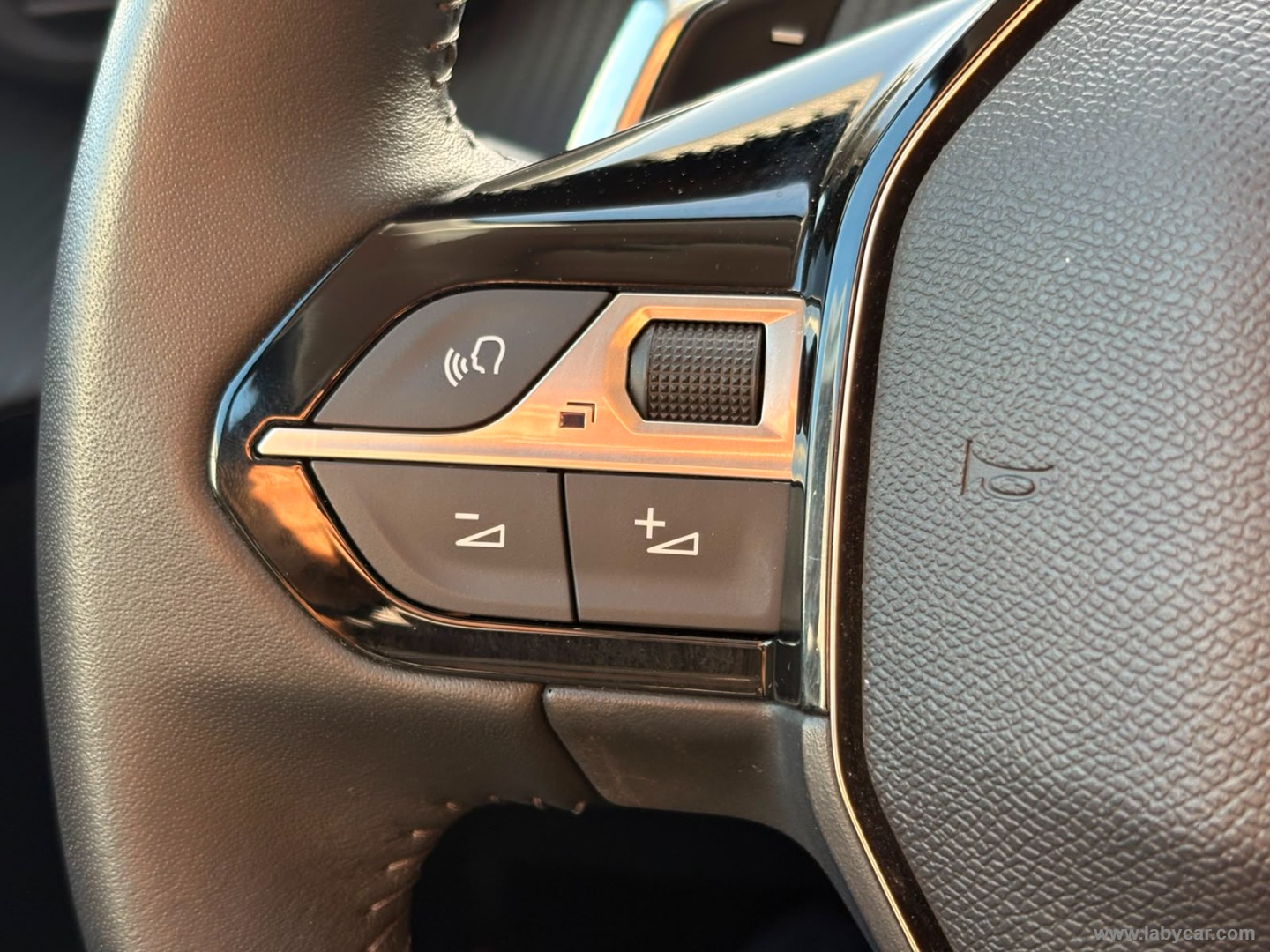 Peugeot 208 Hybrid 110 e-DCS6 Allure - Immagine 18