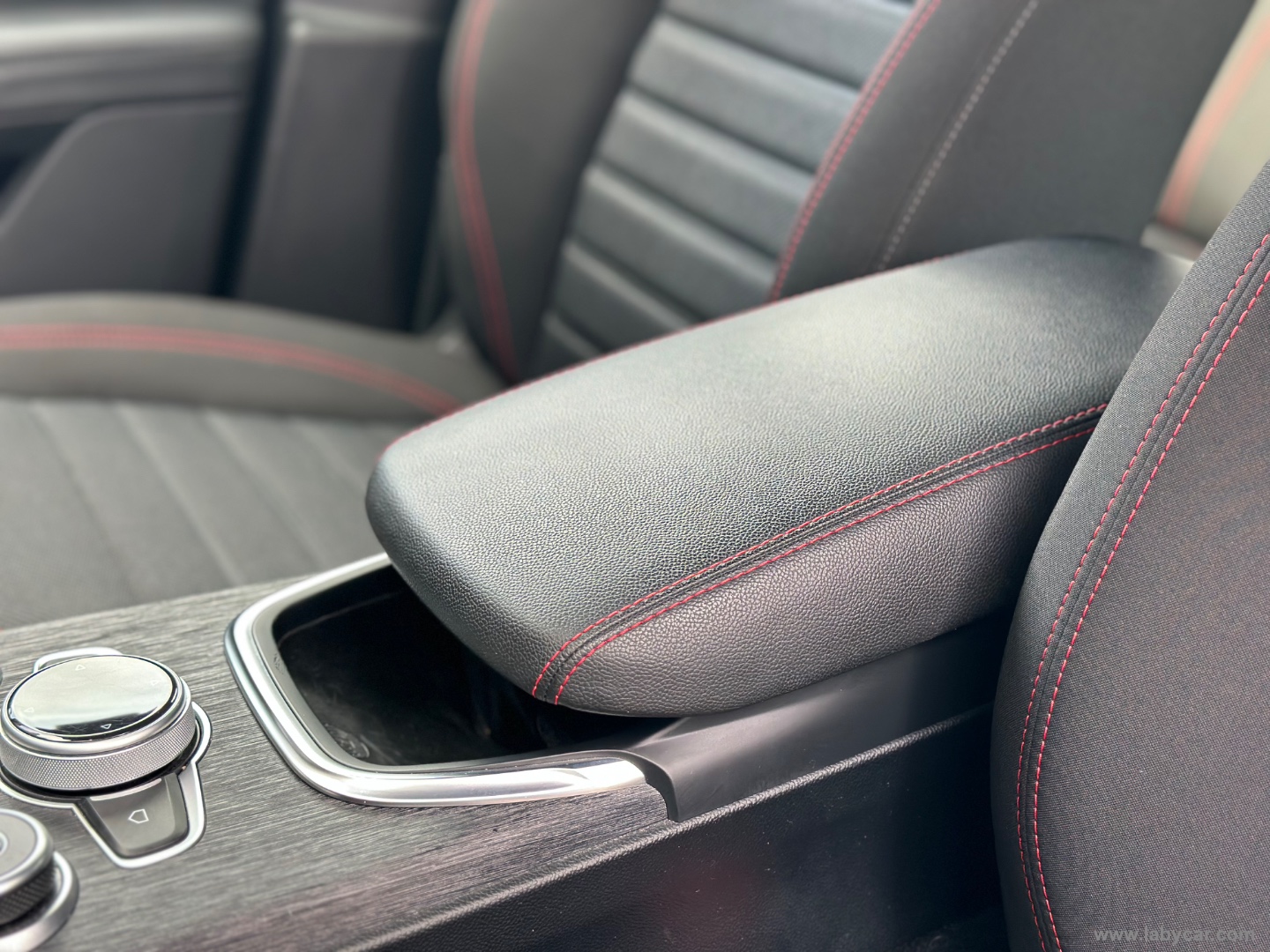 Stelvio 2.2 T.diesel 160CV AT8 RWD R.Ed. - immagine 18