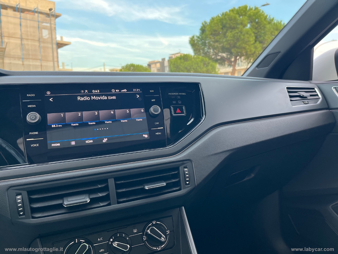 Taigo 1.0 TSI 110 CV DSG R-Line -TETTO - immagine 18