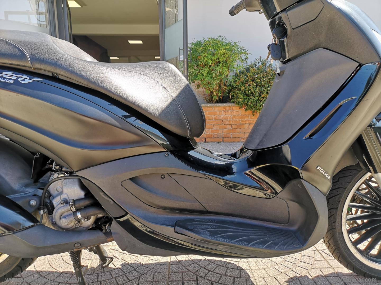 Beverly 300 I.E. POLICE ABS ASR RATE AUTO MOTO SCOOTER - immagine 18