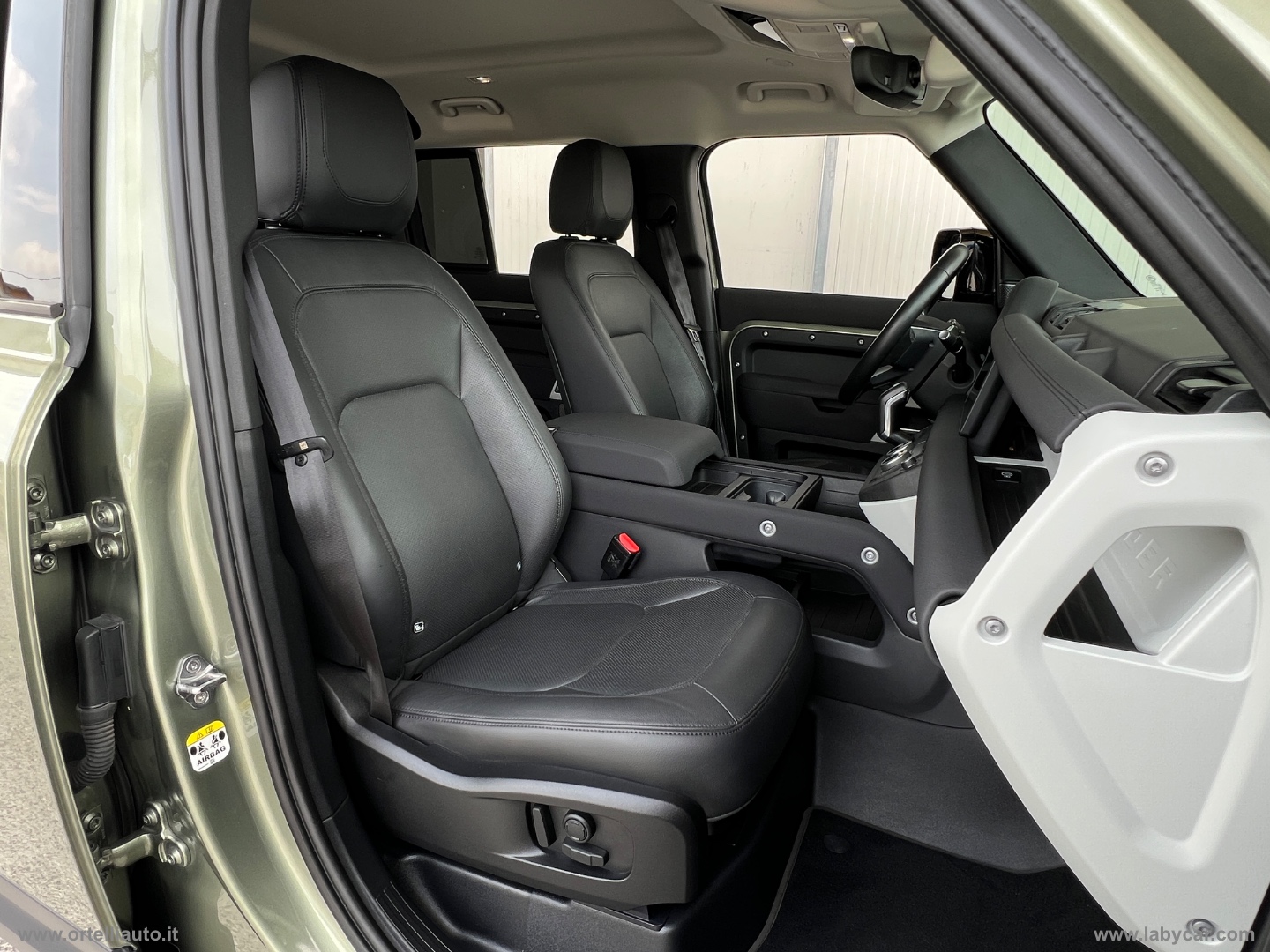 Defender 110 3.0D I6 250 CV AWD Auto SE - immagine 19