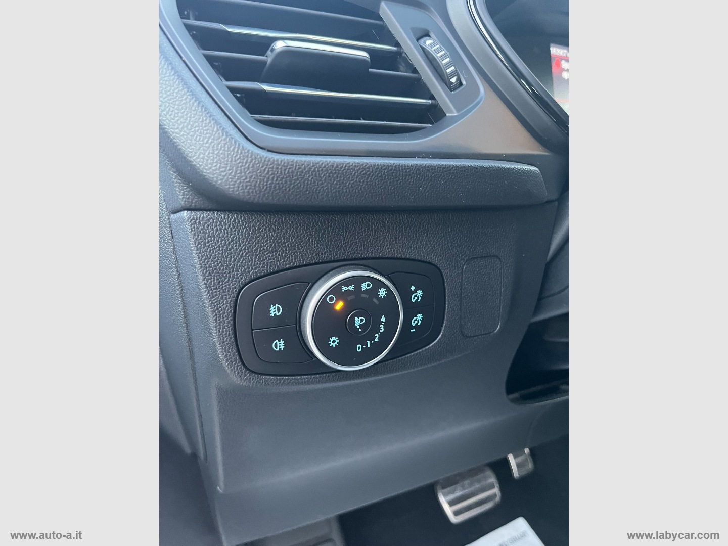 Focus 1.5 EcoBlue 120CV aut. SW ST-LINE - immagine 19