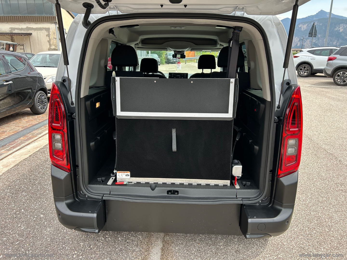Doblò 1.5 BlueHdi 100CV Combi - All. Olmedo PIANALE RIBASSATO CON RAMPA ACCESSO CARROZZINA - immagine 19