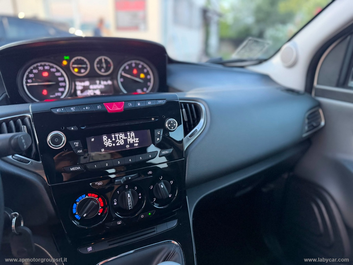 Ypsilon 0.9 T.Air 85CV 5p. Met.Ec. Gold - immagine 19