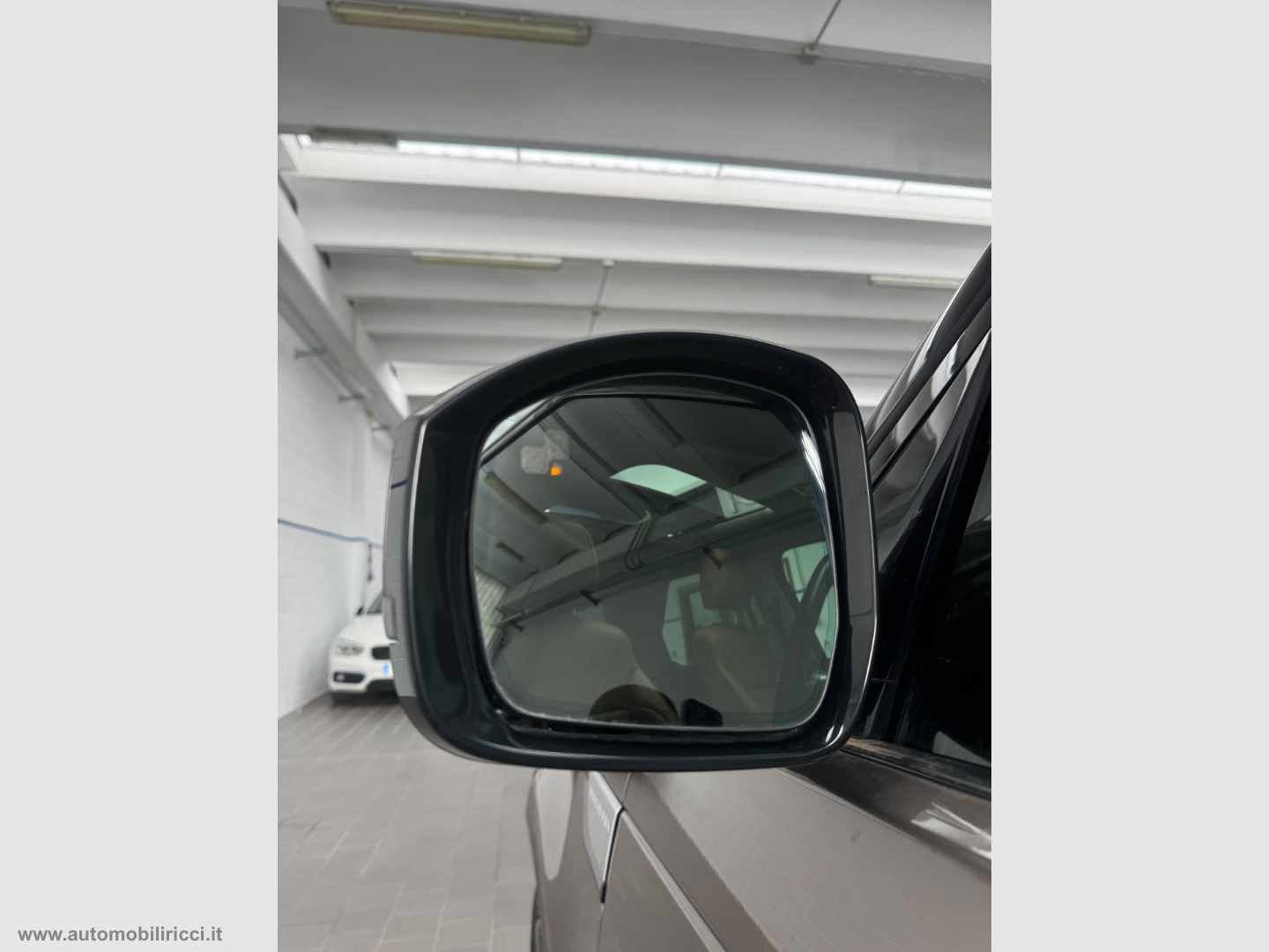 Discovery 2.0 SD4 240 CV HSE Luxury 7 POSTI - immagine 19
