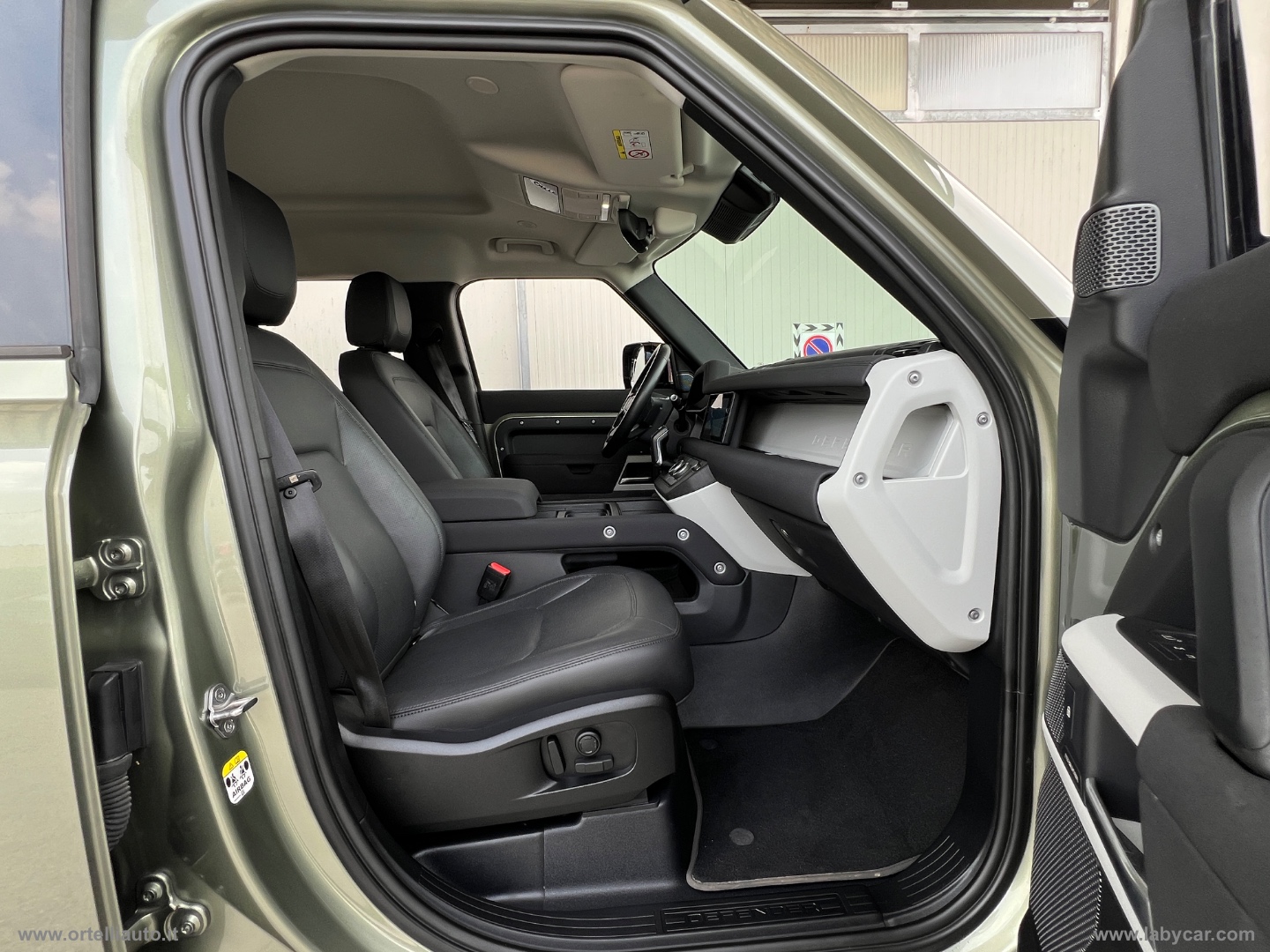 Defender 110 3.0D I6 250 CV AWD Auto SE - immagine 20