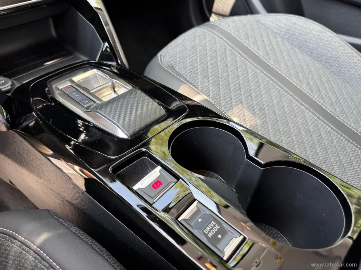 Peugeot 208 Hybrid 110 e-DCS6 Allure - Immagine 20