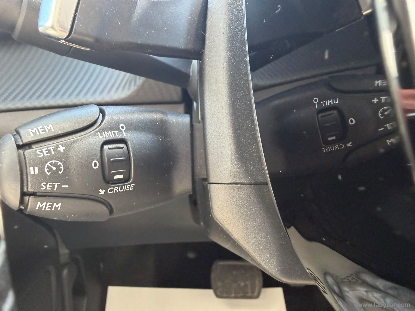 Peugeot 208 Hybrid 110 e-DCS6 Allure - Immagine 20