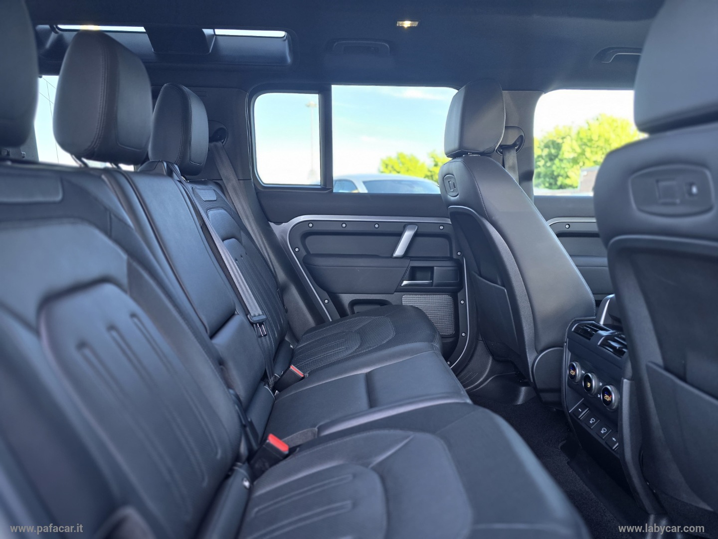 Defender 110 3.0D I6 250 CV X-Dynamic S - immagine 20