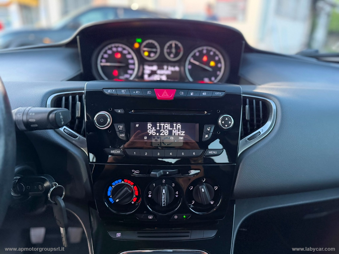 Ypsilon 0.9 T.Air 85CV 5p. Met.Ec. Gold - immagine 20