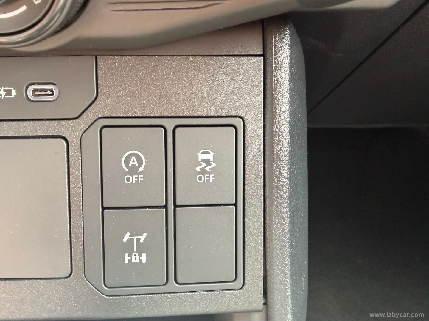 Toyota Hilux 2.8 D-4D 48V A/T 4WD DC Hilux - Immagine 21