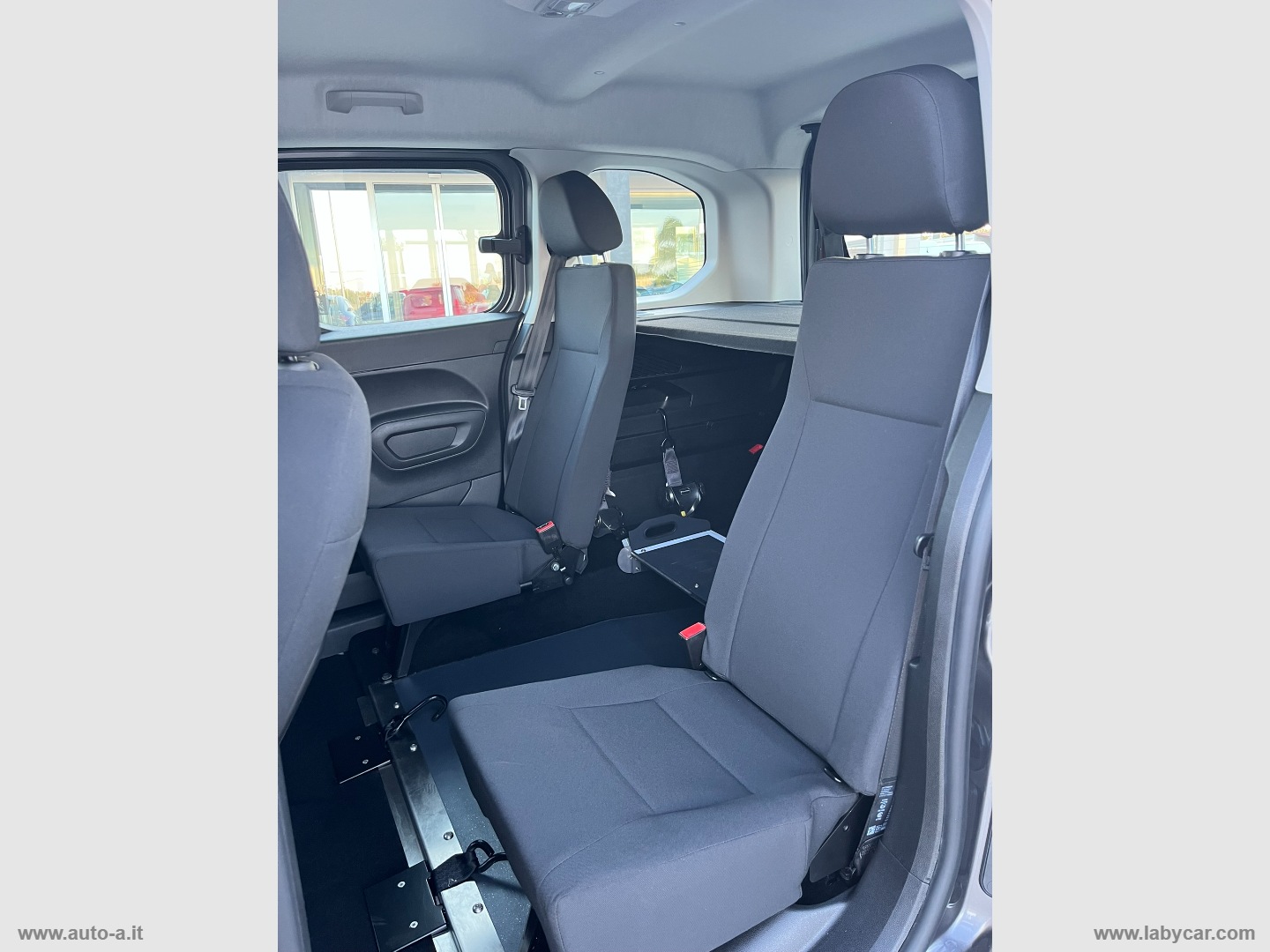 Berlingo BlueHDi 100 S&S SHINE TRASPORTO DISABILI - immagine 22